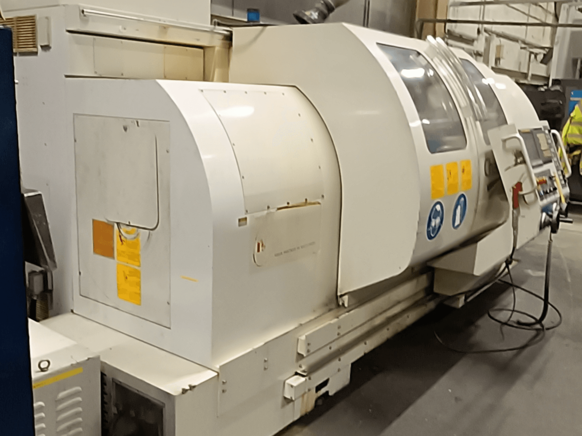 Horizontale Drehmaschine MONDIALE BNC-2260XL, Seitenansicht, mit Bedienfeld und Sicherheitsschildern.
