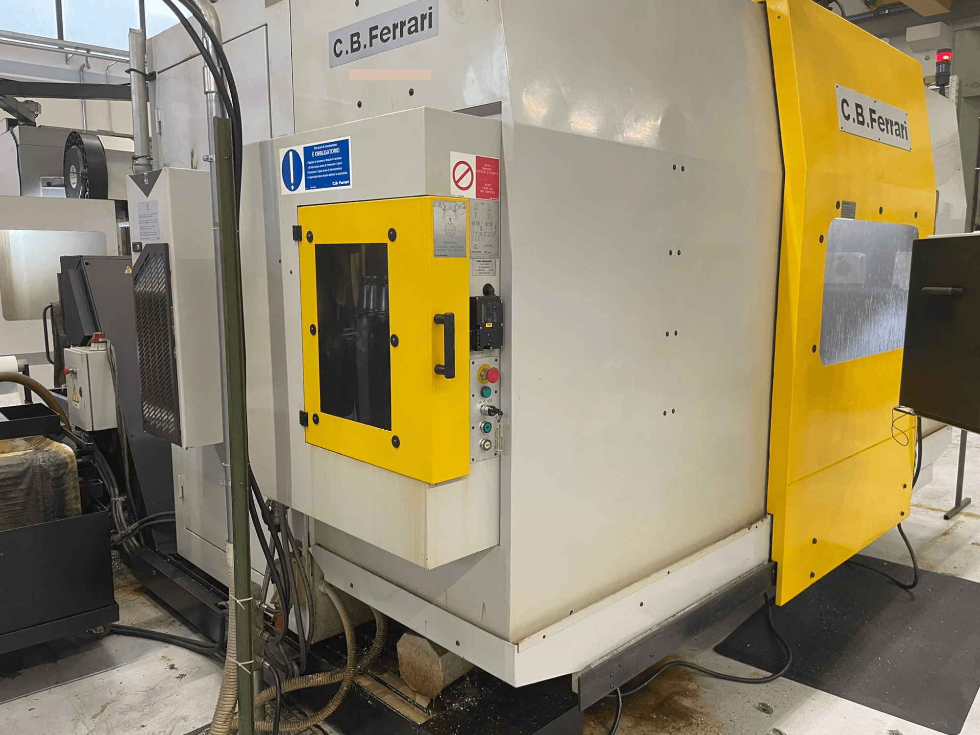 C.B. Ferrari Industriemaschine, Vorderansicht; mit gelber Tür, Bedienfeld und sichtbaren Bearbeitungselementen.