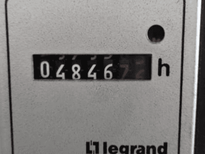 Legrand Betriebsstundenzähler mit der Nummer 048467.6, Vorderansicht mit roter Kontrollleuchte und schwarzen Ziffern auf hellem, strukturiertem Hintergrund.
