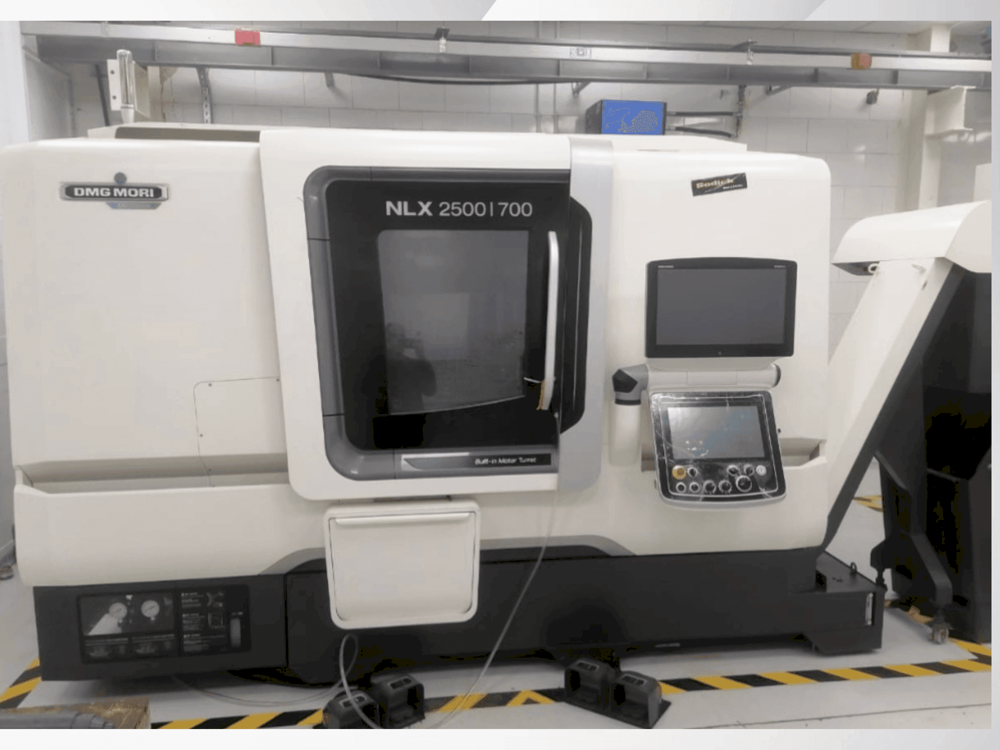 Frontansicht der DMG MORI NLX 2500/700 Maschine