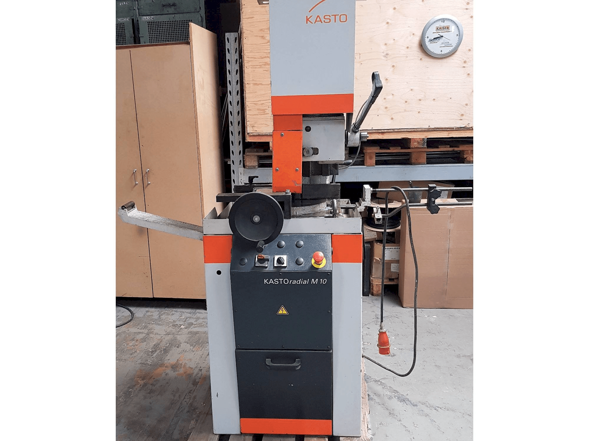 Frontansicht der KASTO Radial M 10 Maschine