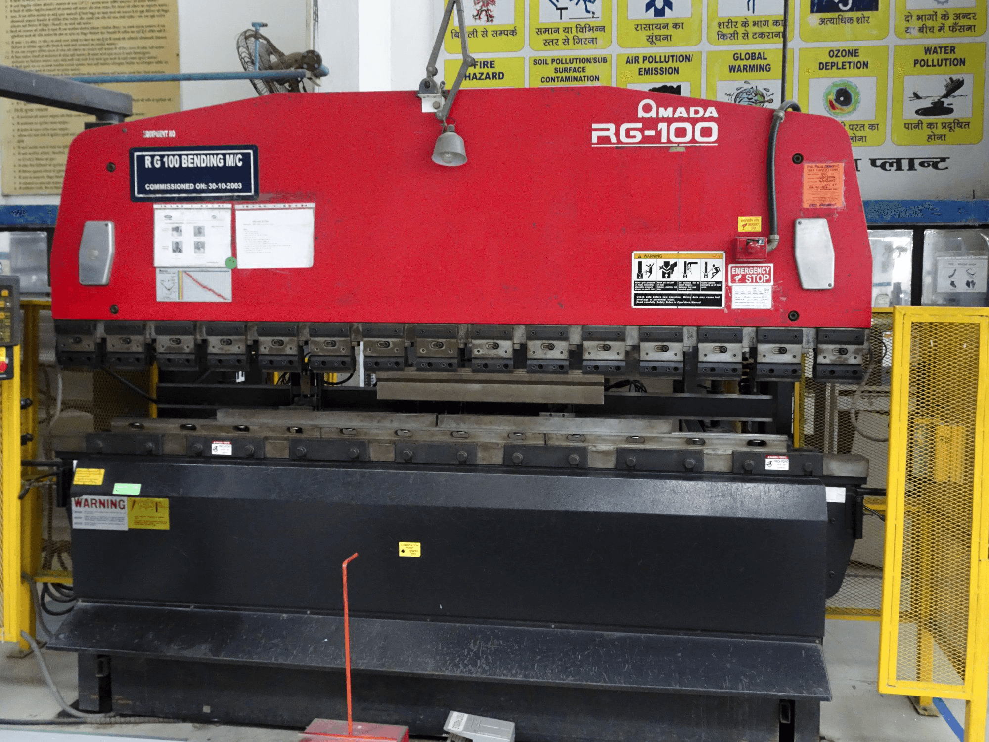 Frontansicht der AMADA RG-100 Maschine