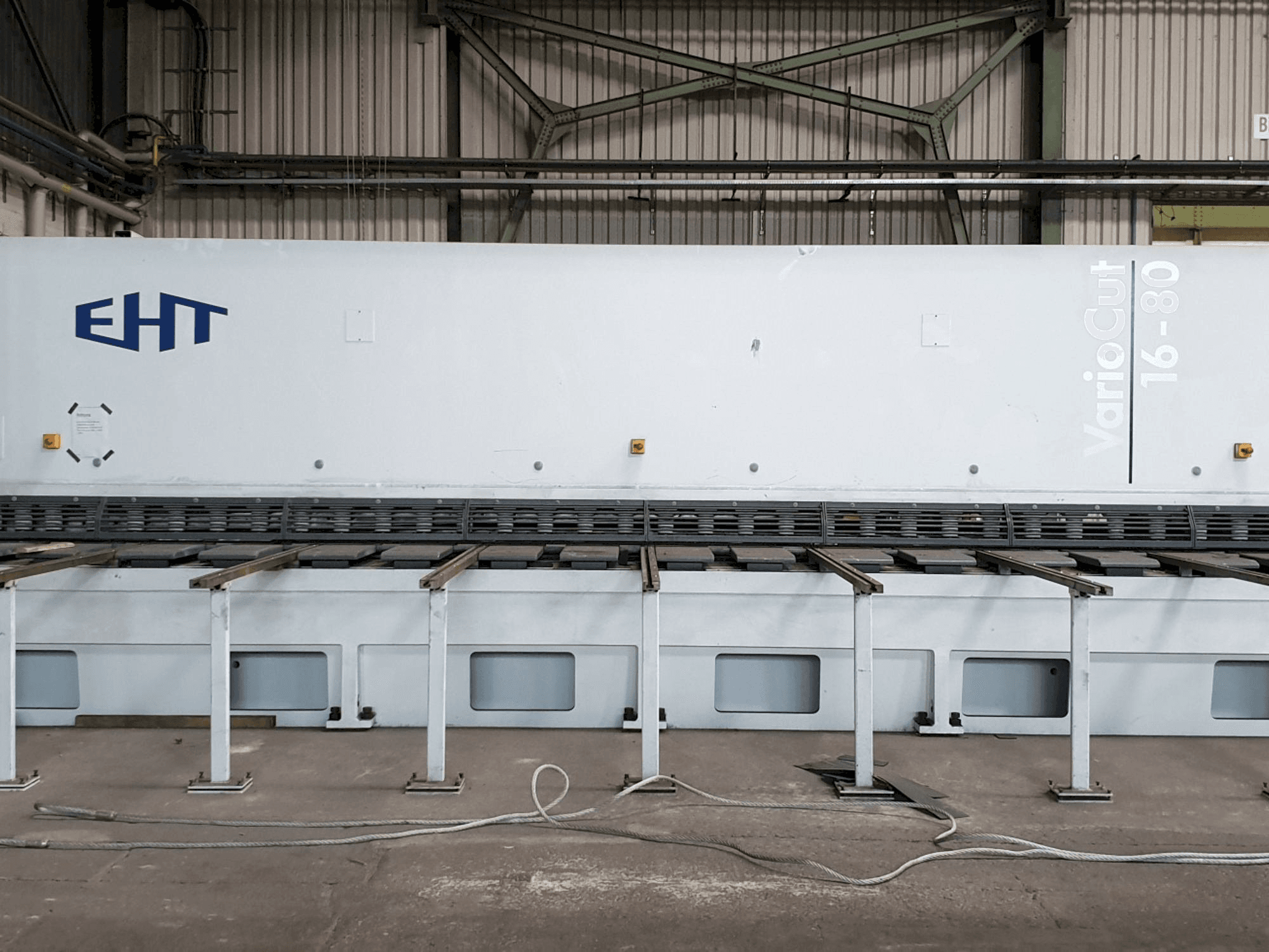 Frontansicht der EHT VarioCut 16-80 Maschine