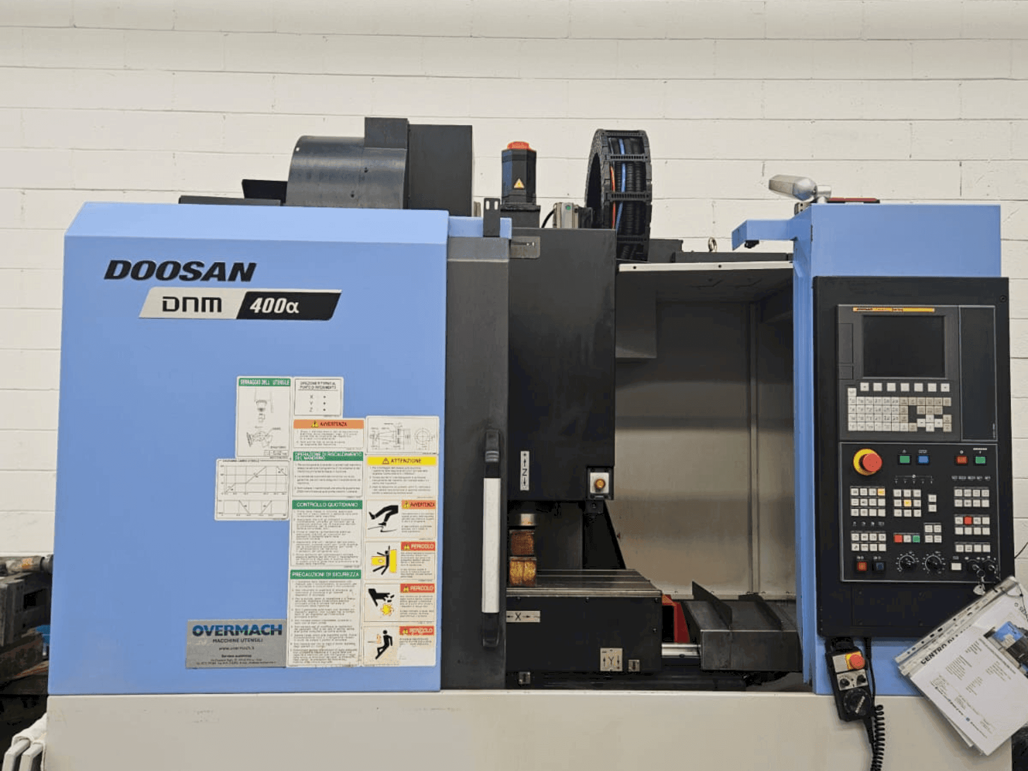 Frontansicht der DOOSAN DNM 400 alpha Maschine
