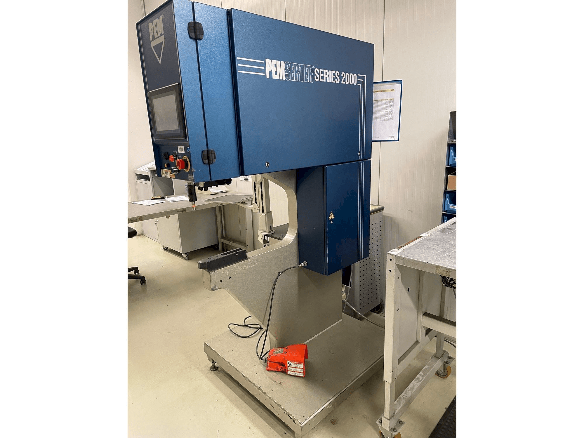 Frontansicht der PEM-SERTER Series 2000A Maschine