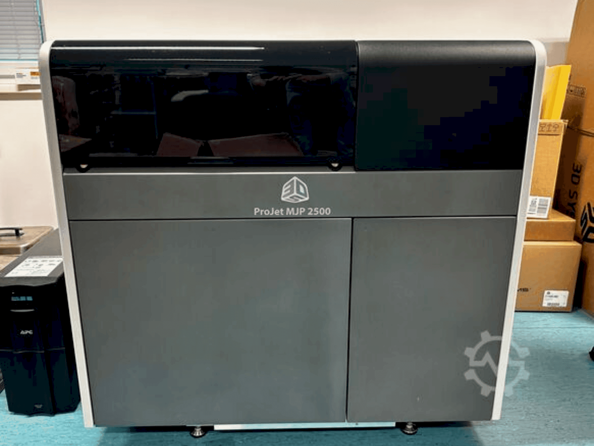 Frontansicht der 3DSYSTEMS projet 2500 plus Maschine