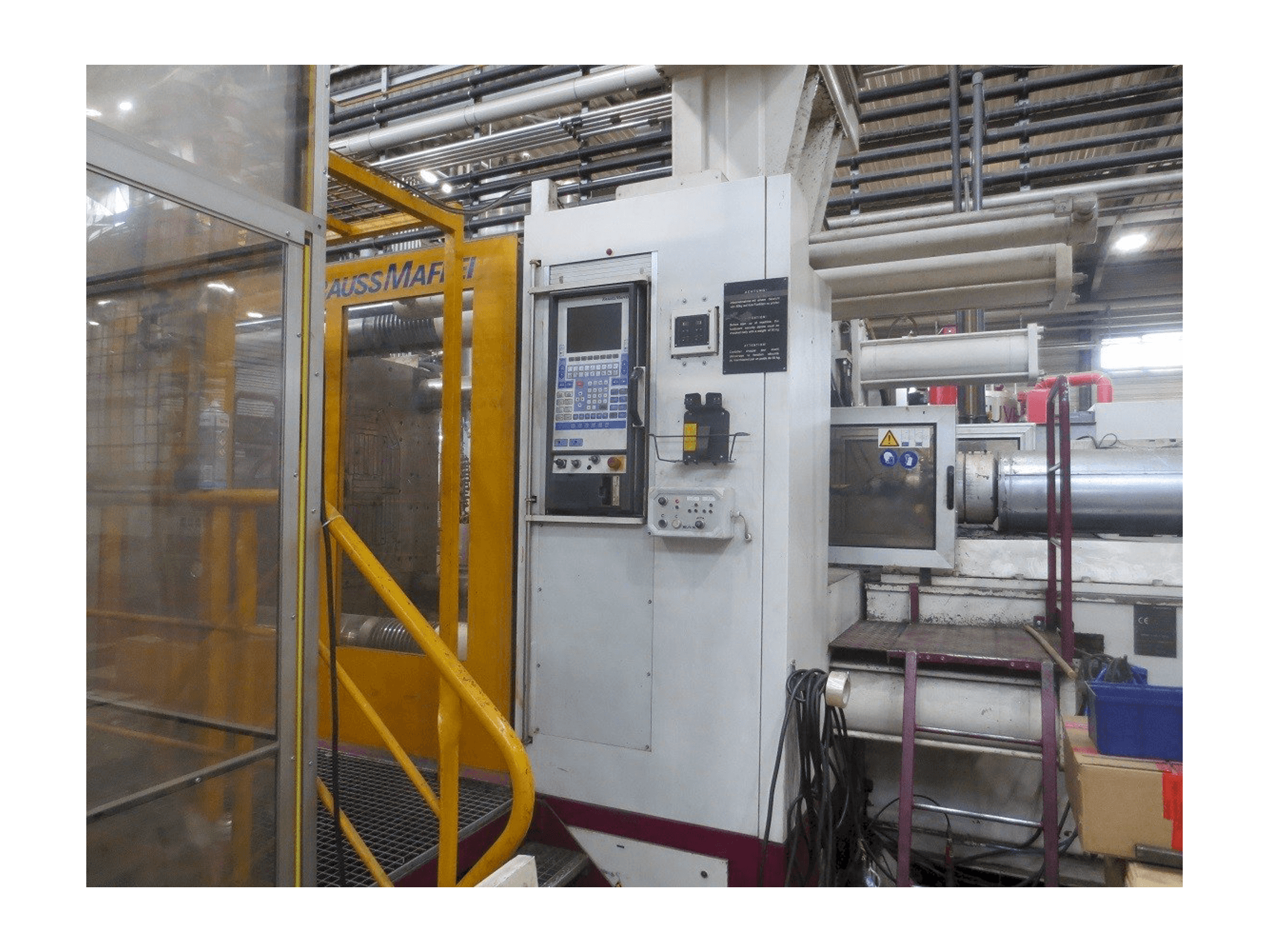 Frontansicht der Krauss Maffei 1600-14700 MC Maschine