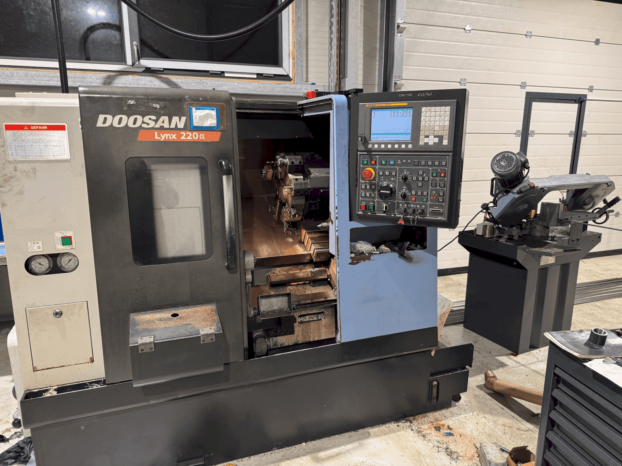 Frontansicht der DOOSAN Lynx 220 Alpha Maschine