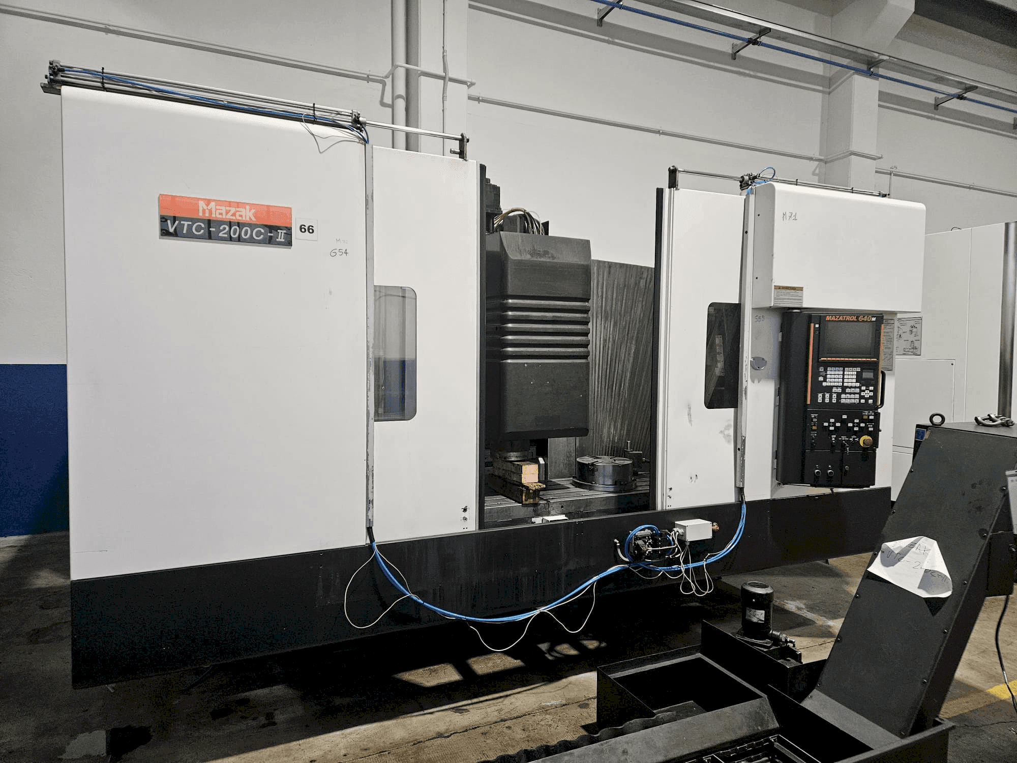Frontansicht der Mazak VTC 200 C II Maschine
