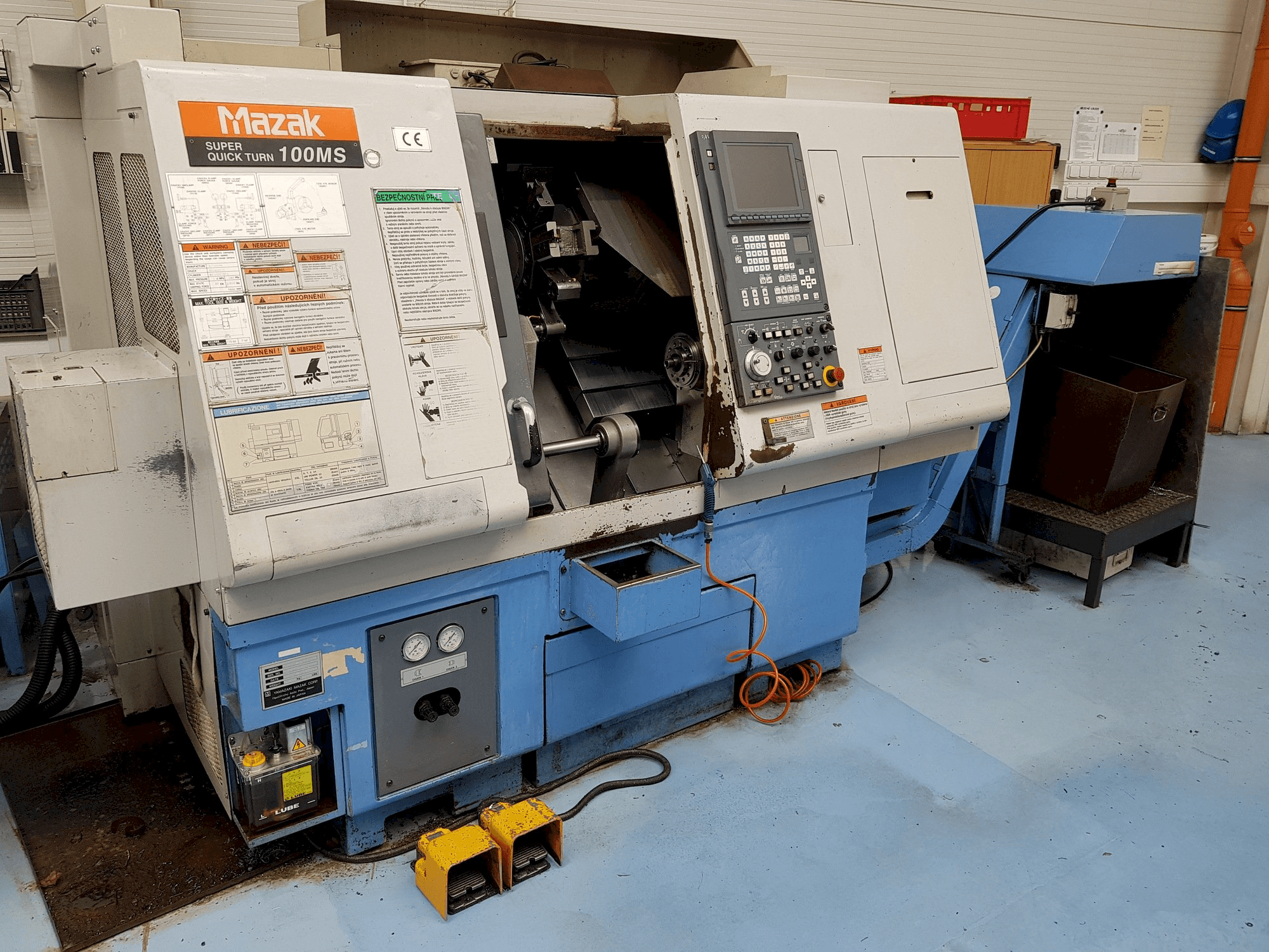 Frontansicht der Mazak STN-100MS Maschine