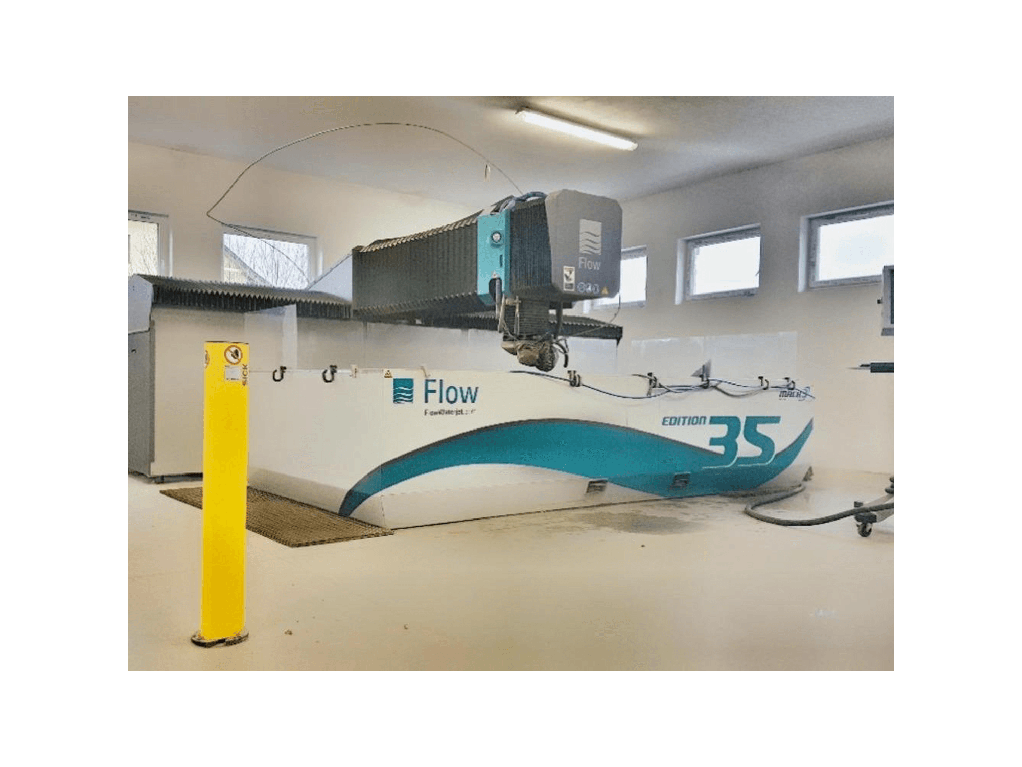 Frontansicht der Flow MACH 3-4020b Edition 35 Maschine