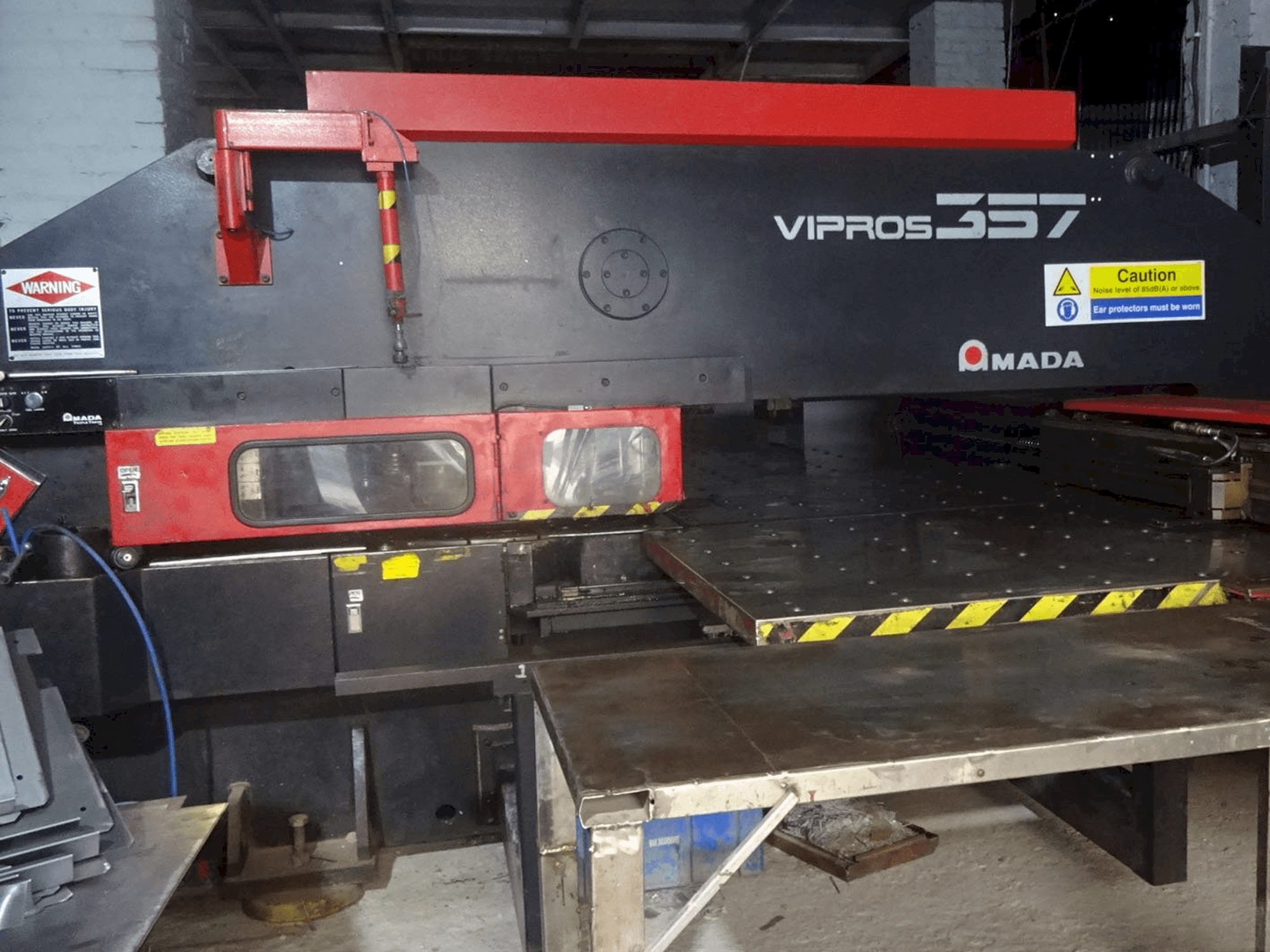 Frontansicht der AMADA Vipros 357 Maschine