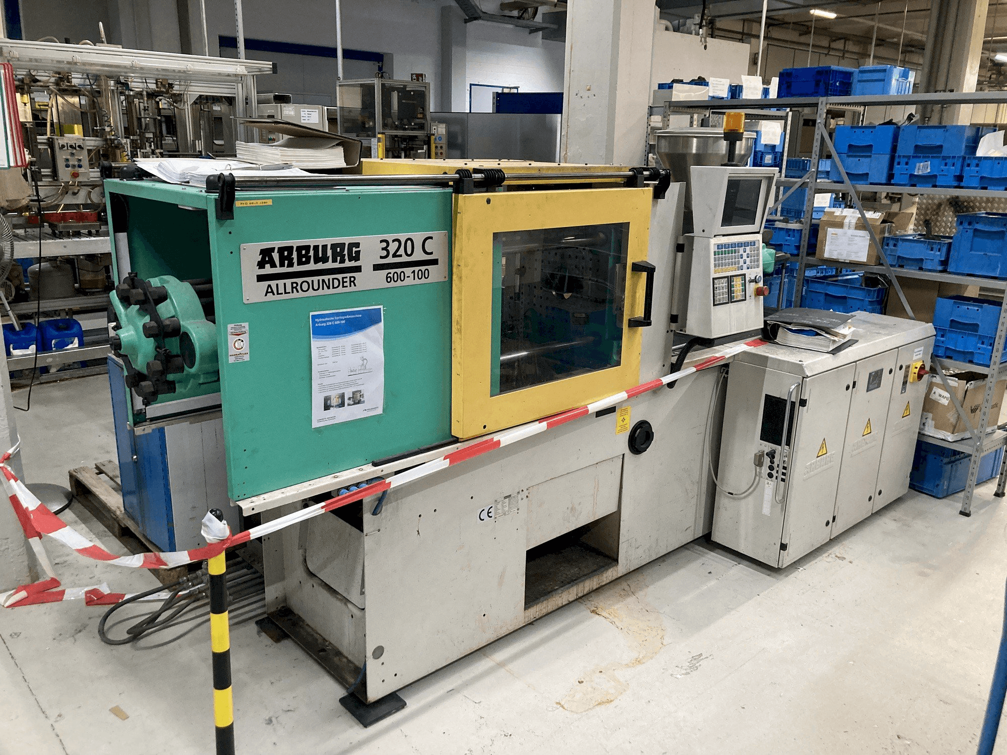 Frontansicht der Arburg 320 C 600 Maschine