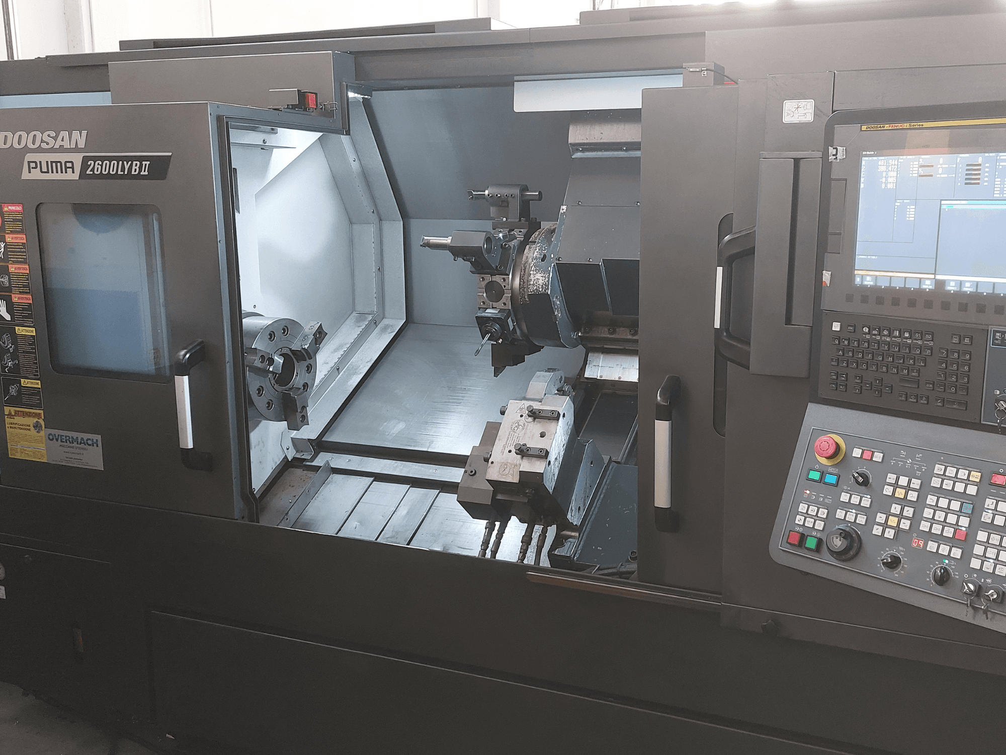 DOOSAN Puma 2600 LYB II Horizontal-Drehmaschine in der Vorderansicht, mit Innenansicht mit Spannfutter, Werkzeughalter und Bedienfeld.