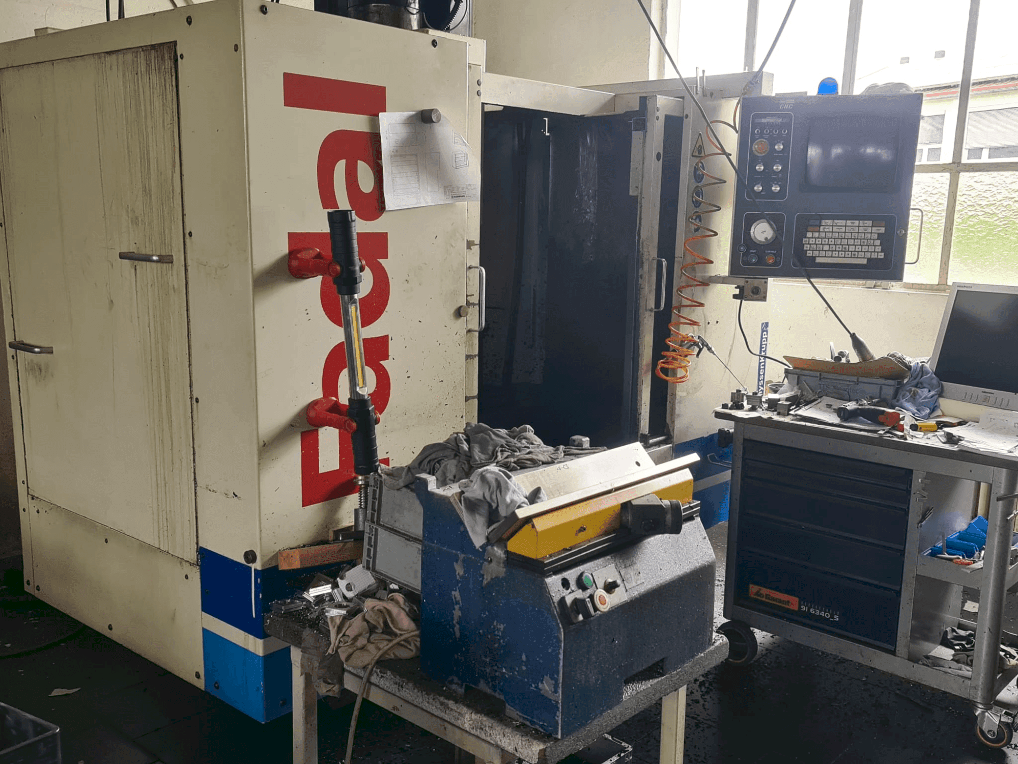 Frontansicht der FADAL 910 Maschine