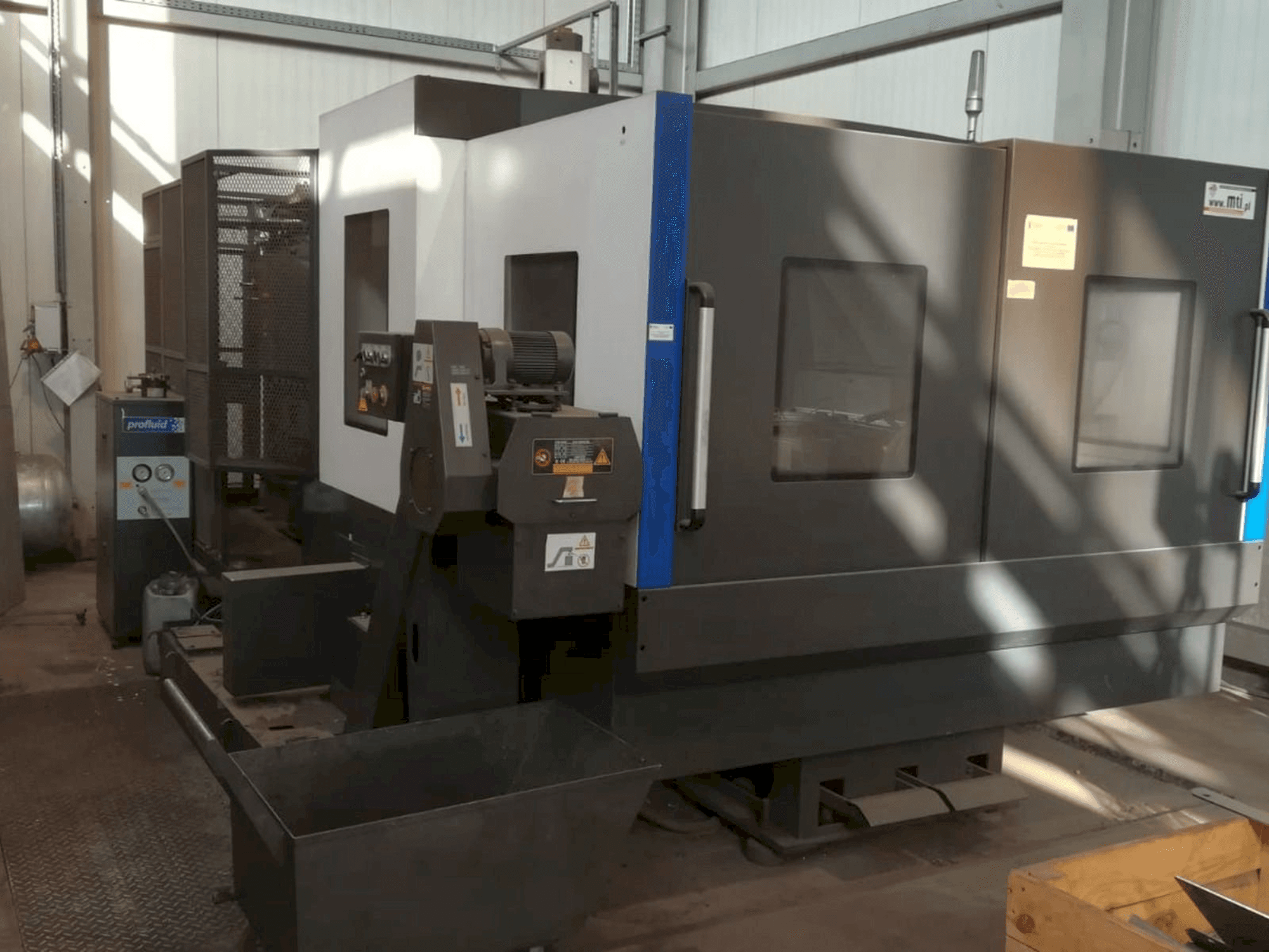 Frontansicht der Hyundai Wia KH63G Maschine