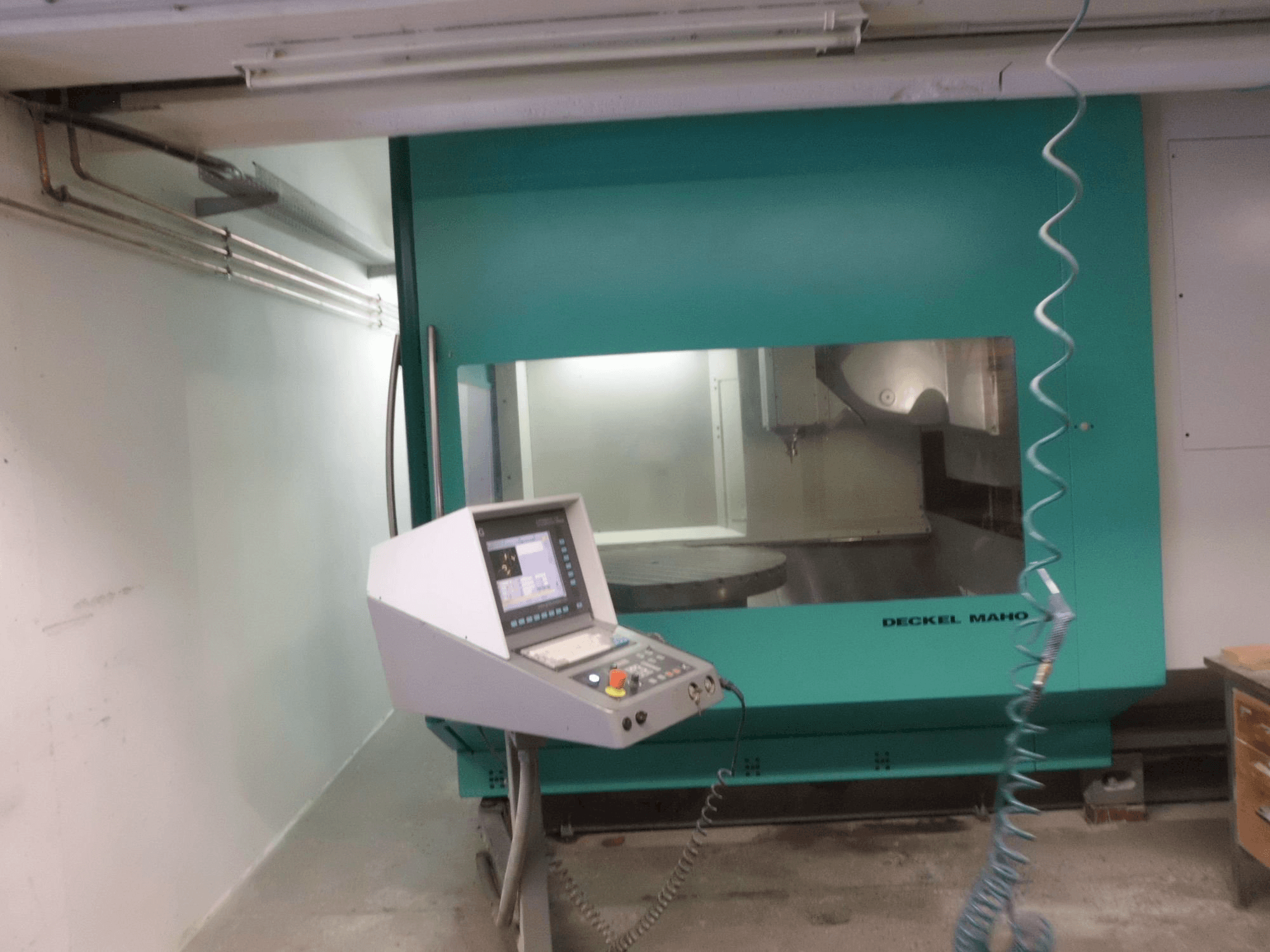 Frontansicht der DECKEL MAHO DMU 125 P Maschine