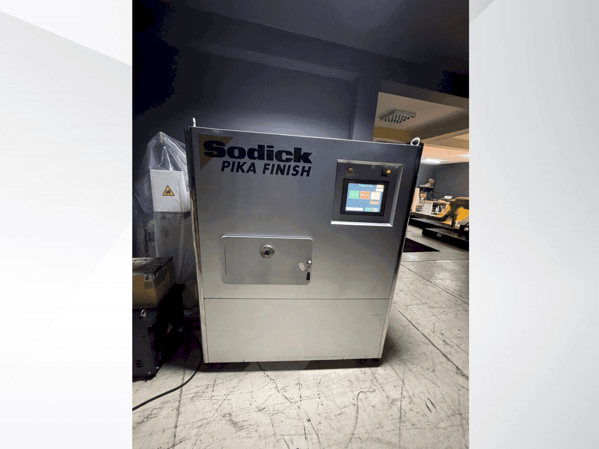 Frontansicht der Sodick Picka PF-32A Maschine