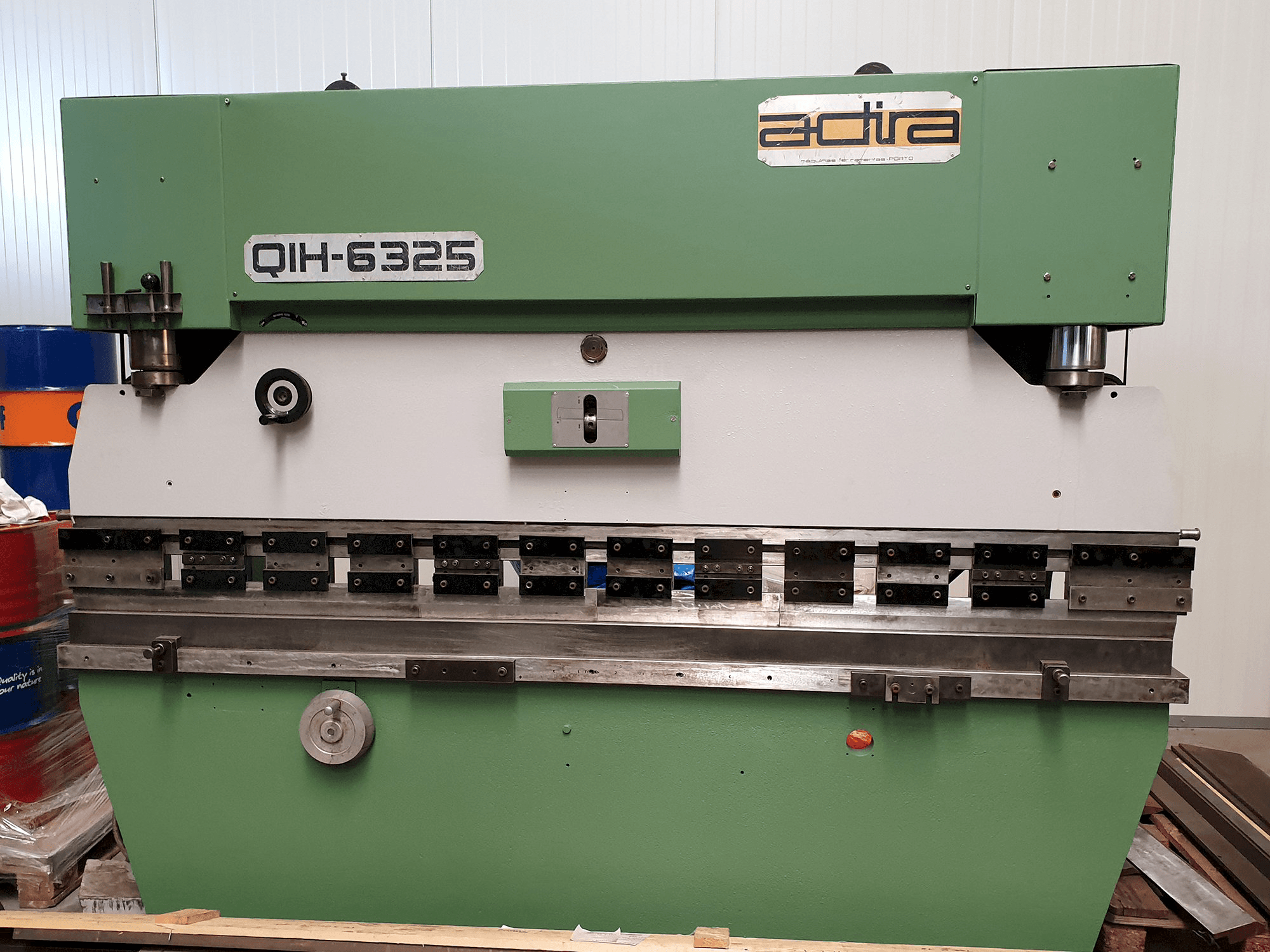 Frontansicht der ADIRA QIH 6325 Maschine