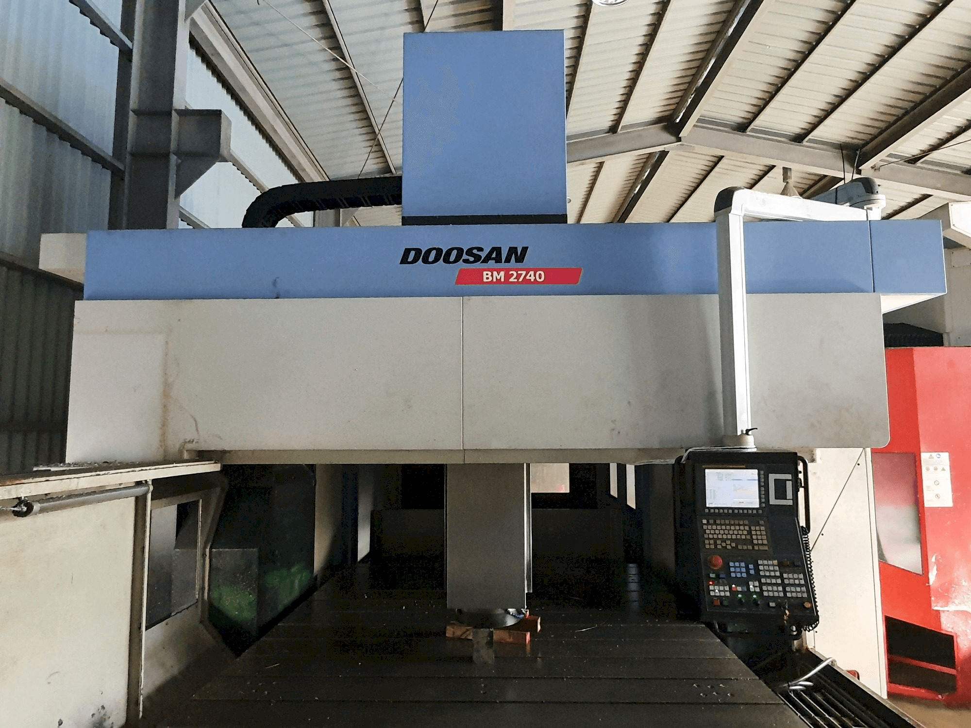 Frontansicht der Doosan BM2740 Maschine