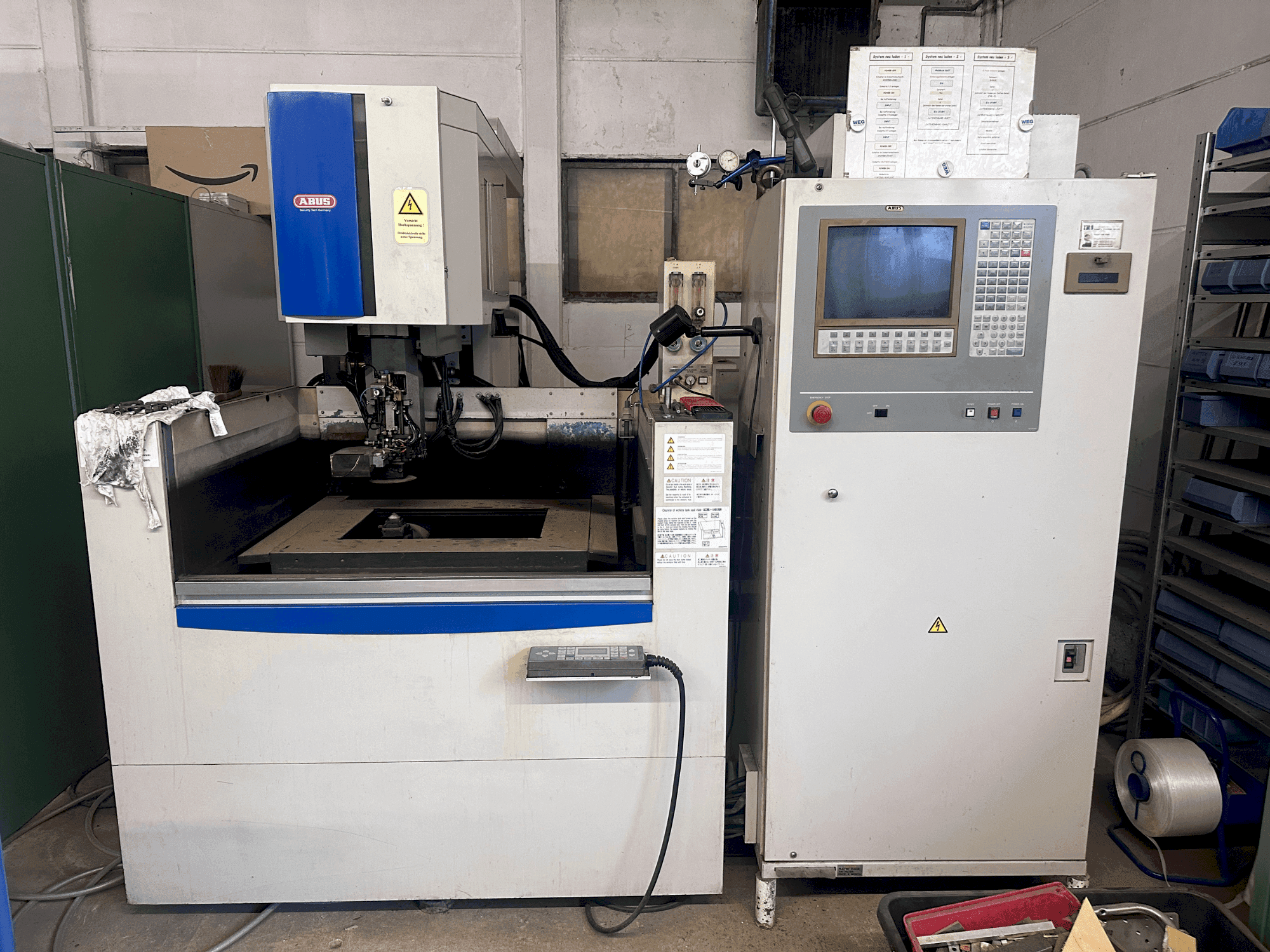 Frontansicht der Mitsubishi FX20K Maschine