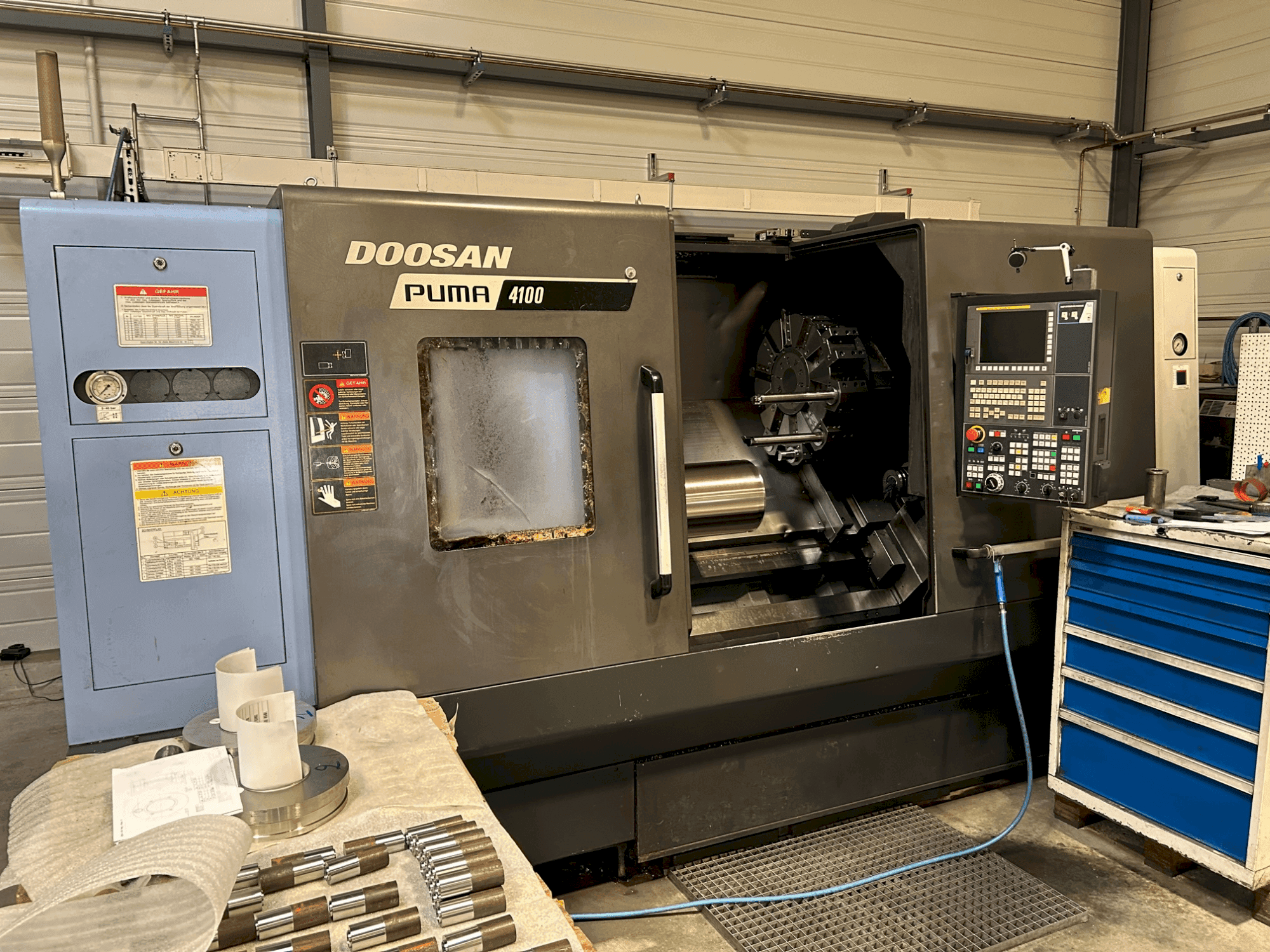 Frontansicht der DOOSAN PUMA 4100B Maschine