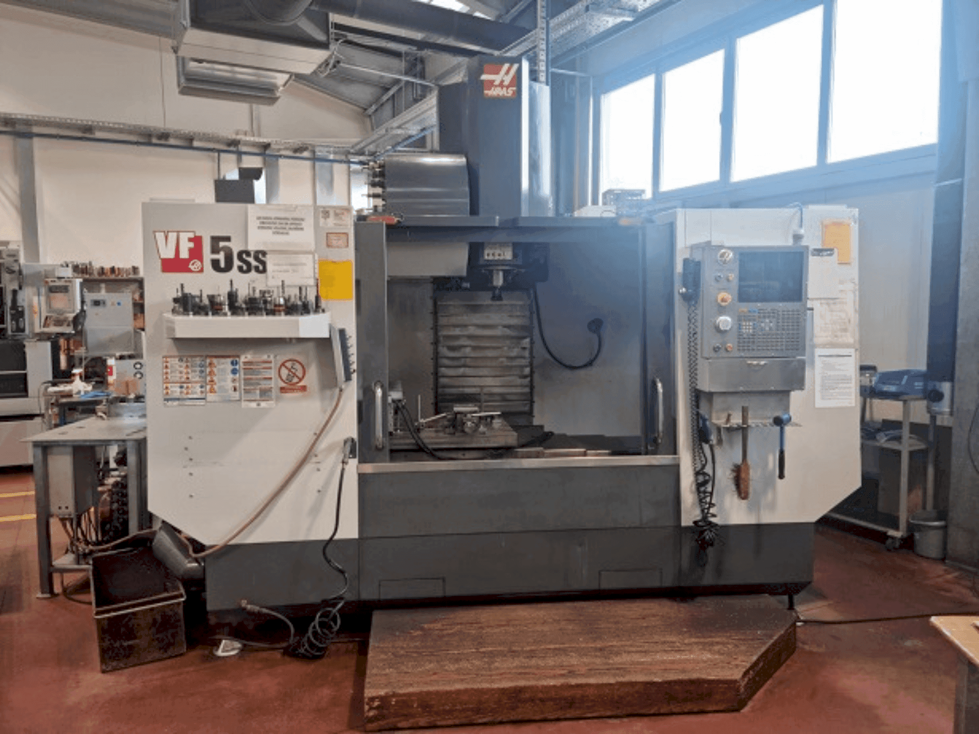Frontansicht der HAAS VF-5SS Maschine