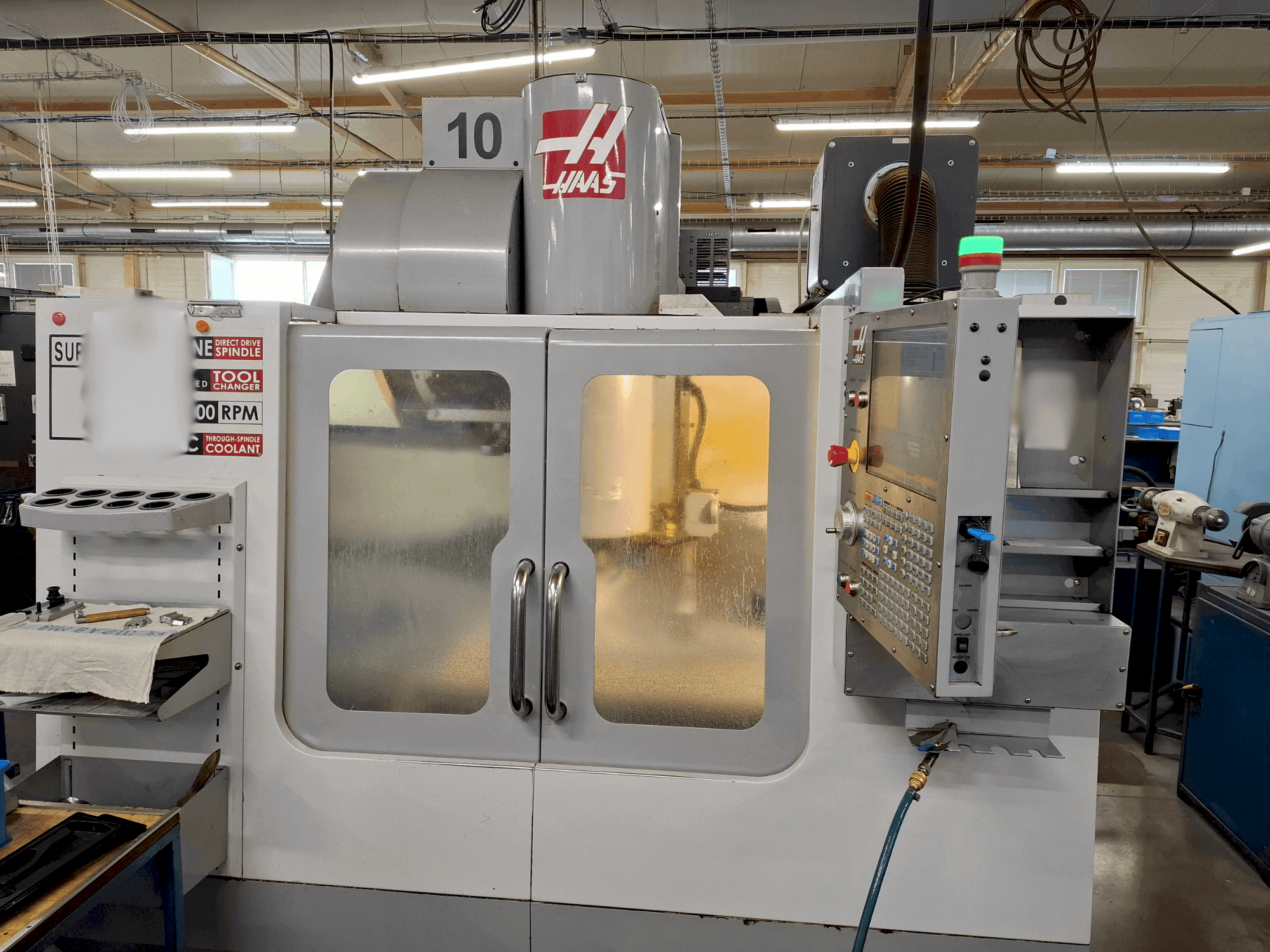 Frontansicht der HAAS VF-2SSHE Maschine