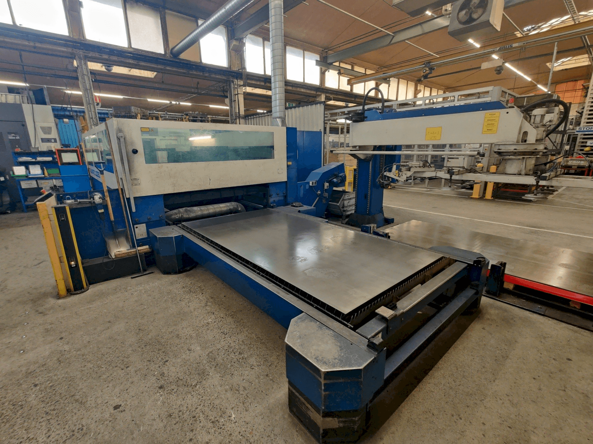 Frontansicht der Trumpf Trumatic L3050 Maschine