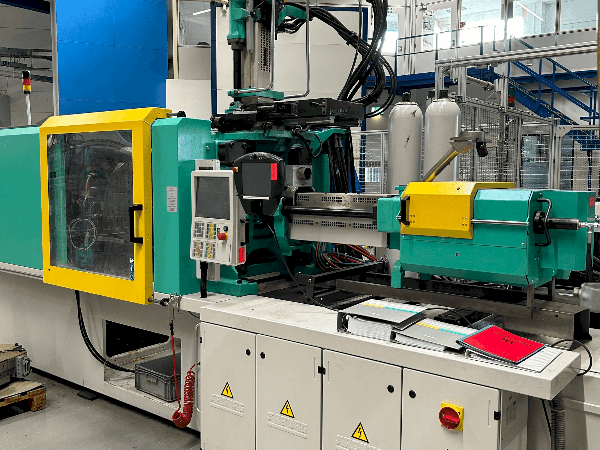 Frontansicht der Arburg 570S 2200-400/170 Maschine