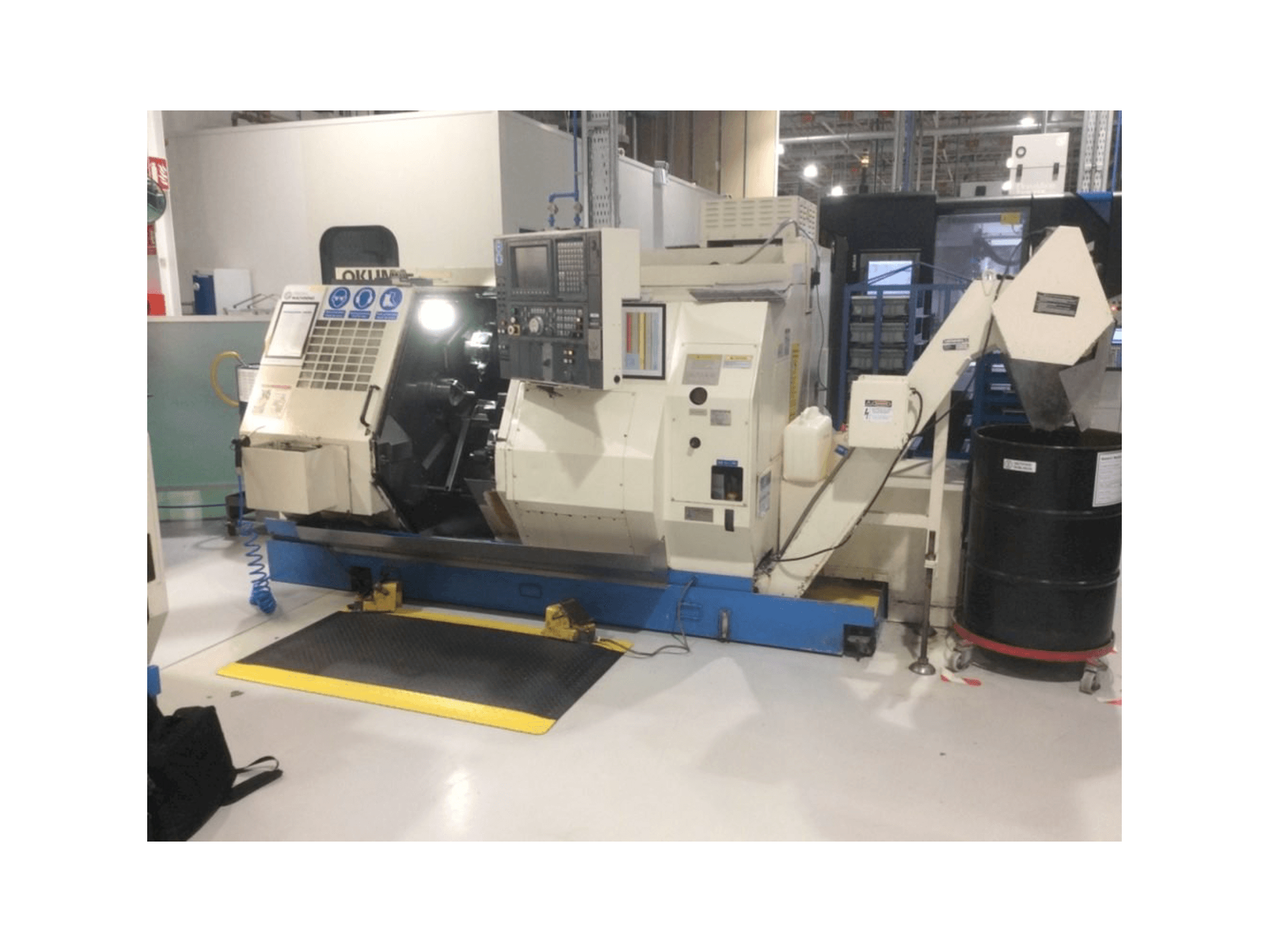 Frontansicht der Okuma LT 10 Maschine