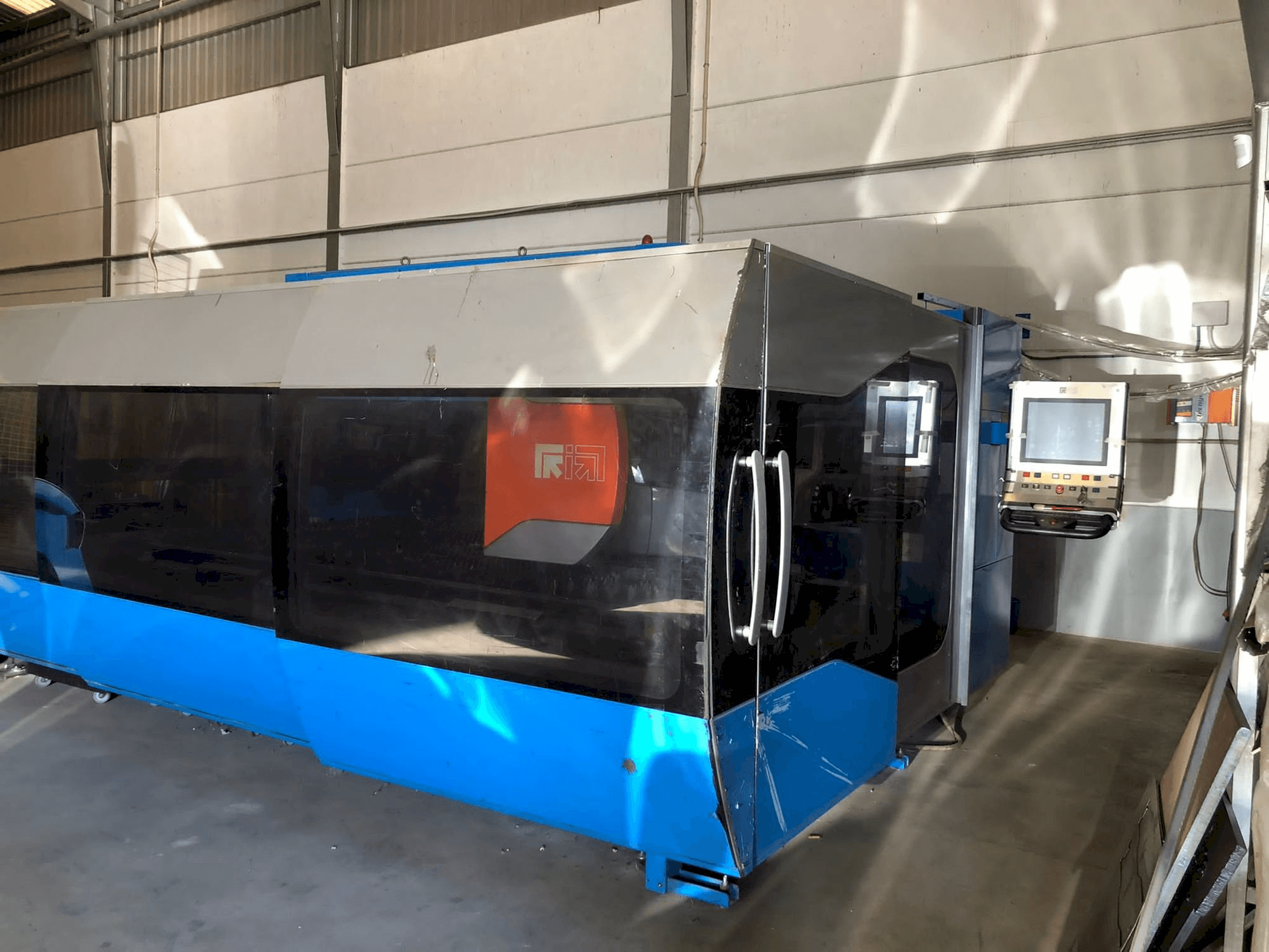 Frontansicht der Prima Power Zaphiro Maschine