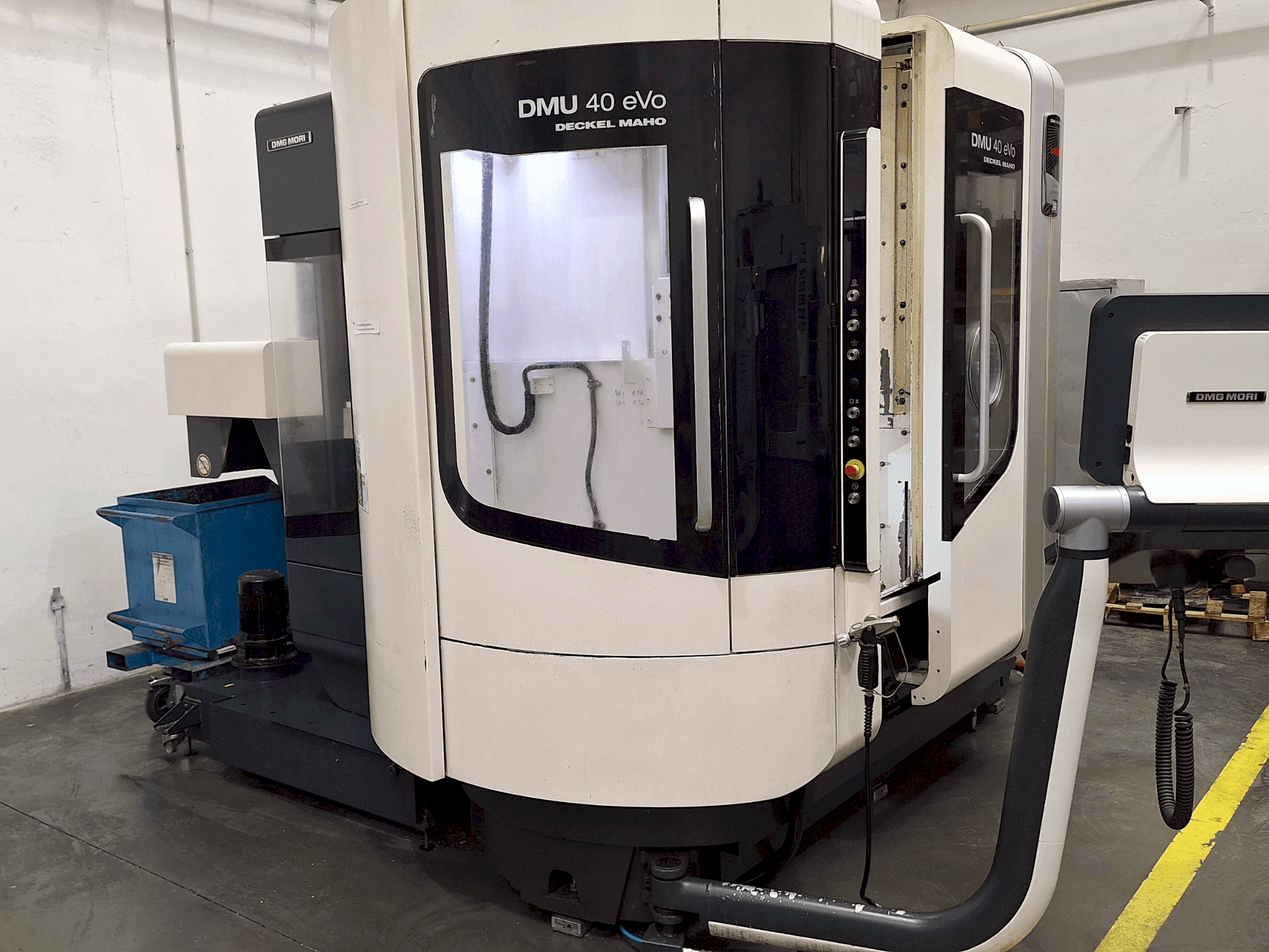 Frontansicht der DMG MORI DMU 40 eVo Maschine