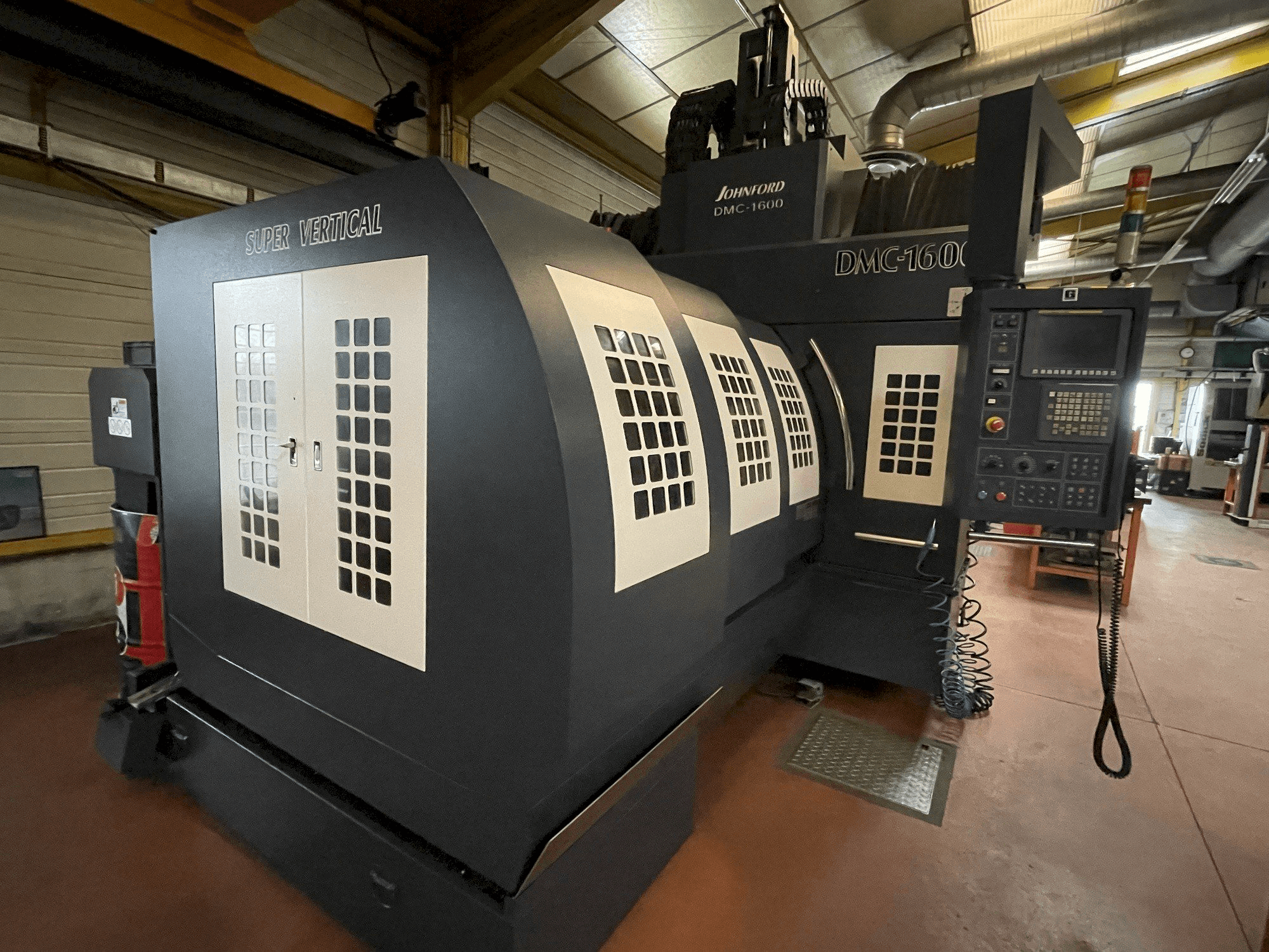 Linke Ansicht der Johnford DMC 1600 Maschine