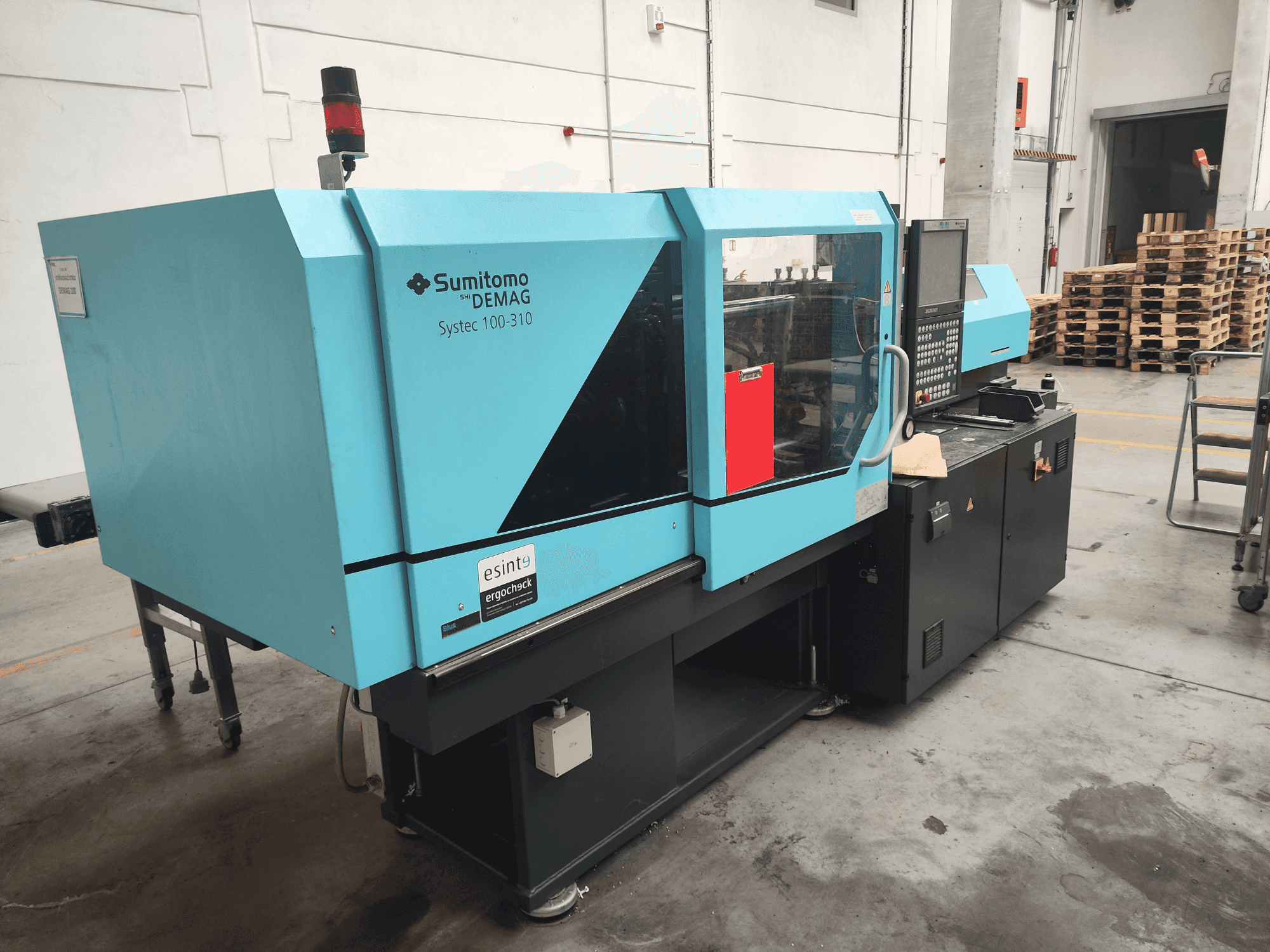 Frontansicht der DEMAG Systec 100/420-310 Maschine