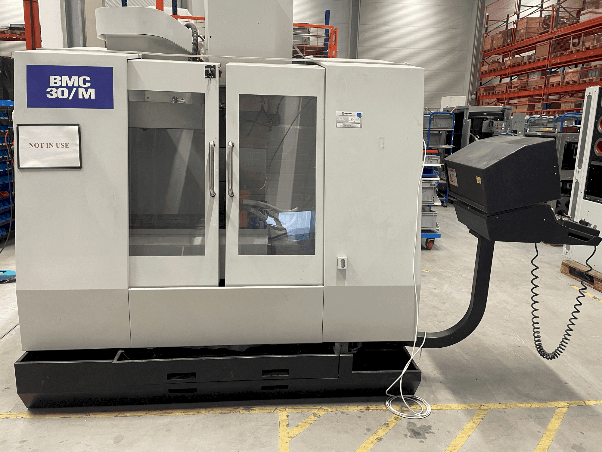 Frontansicht der Hurco BMC-30M Maschine