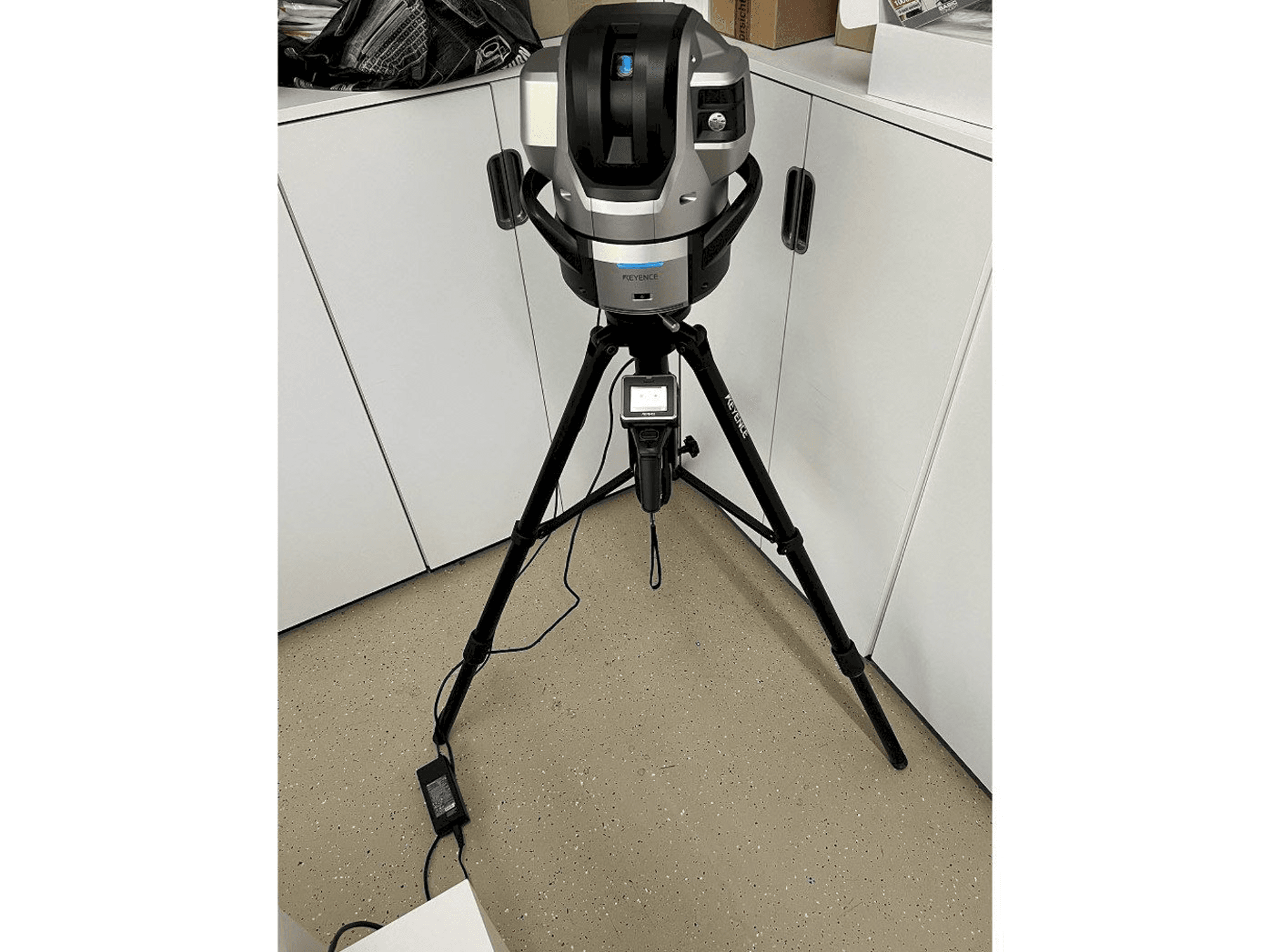 Frontansicht der KEYENCE WM-C3000 Maschine