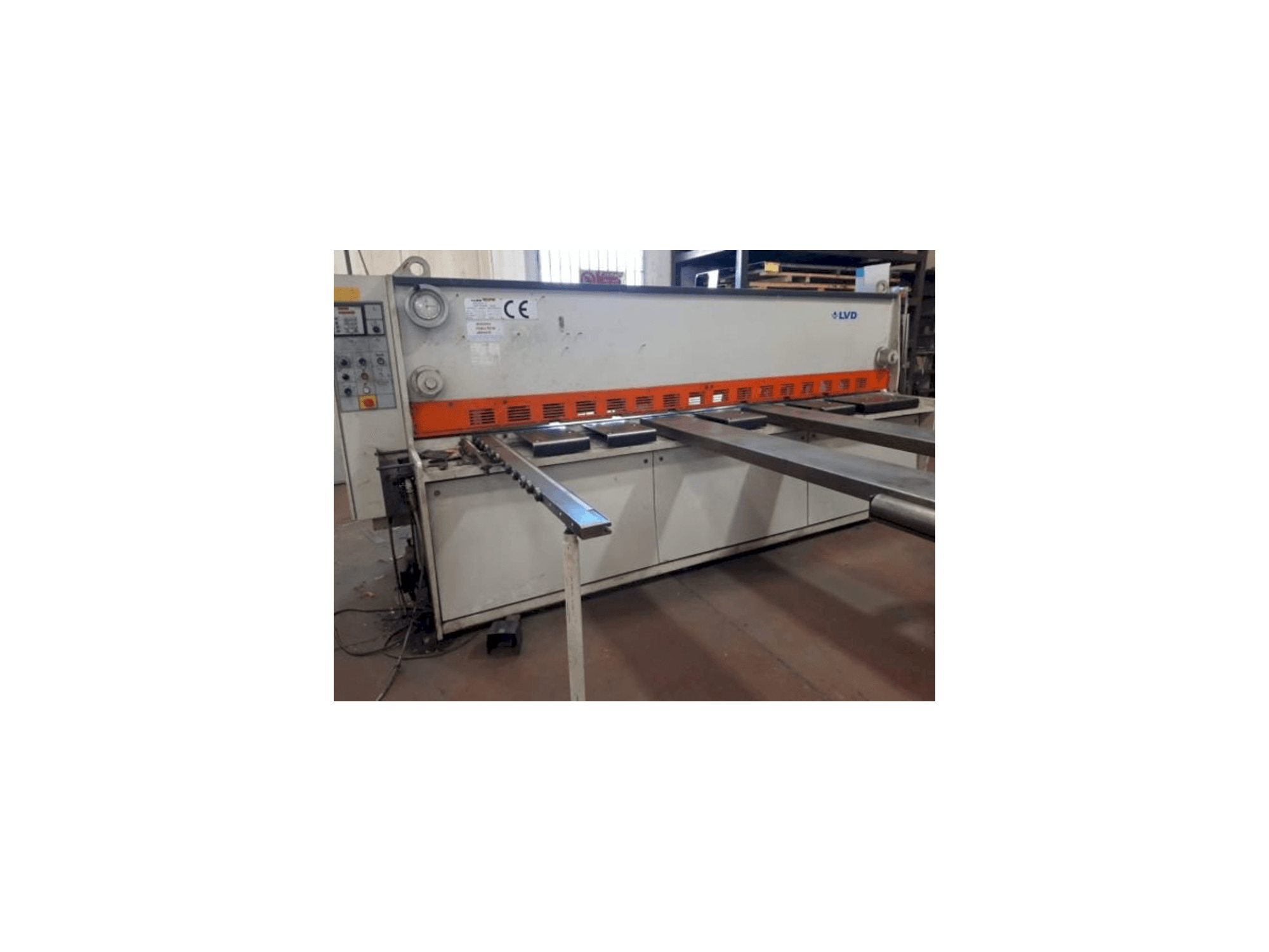 Frontansicht der LVD LDR 3000mm x 6mm Maschine