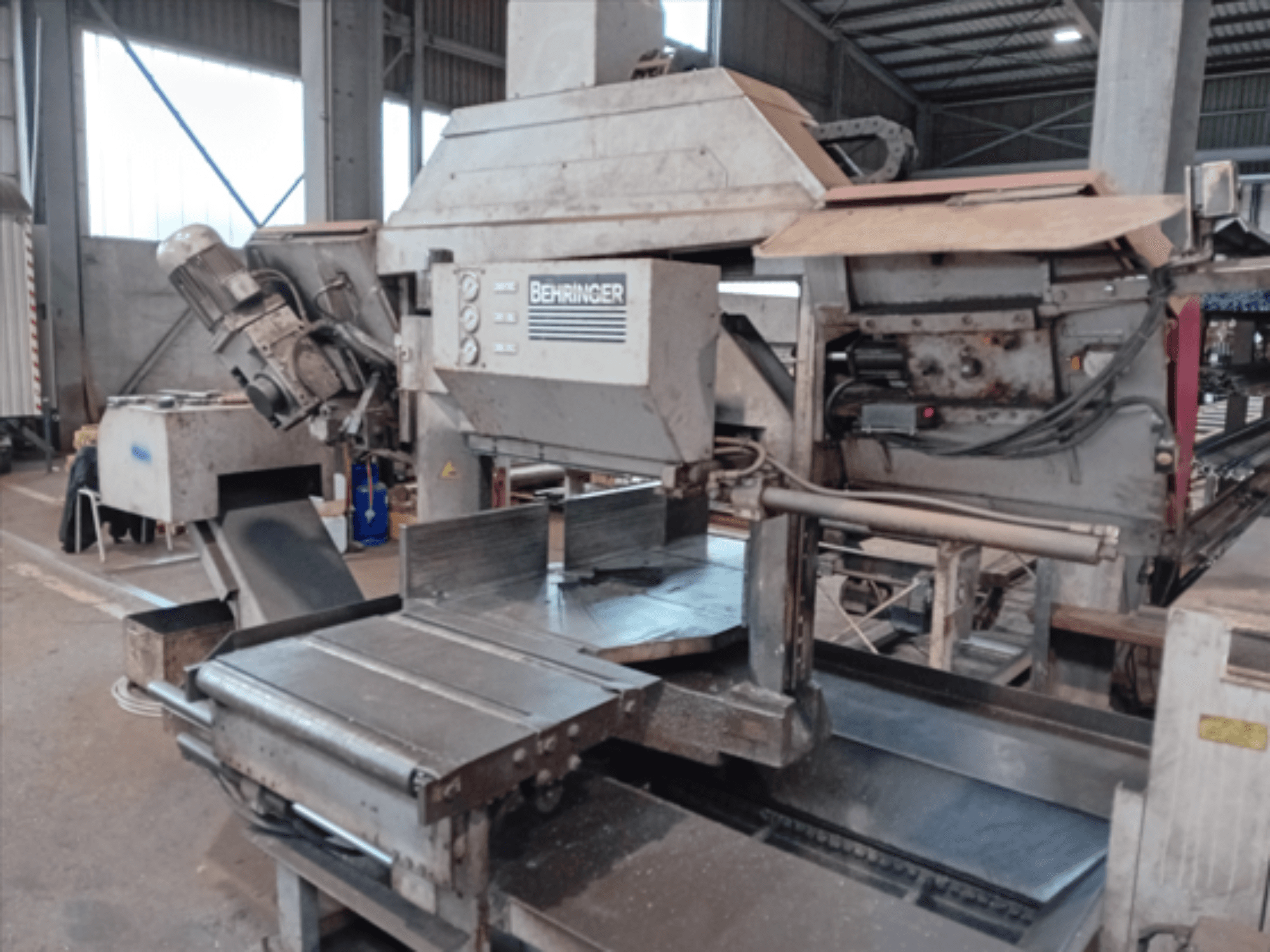 Behringer-Bandsäge, Vorderansicht, mit großem Sägeblatt, Motor und verstellbarem Tisch, ideal für die Metallbearbeitung in der Werkstatt.