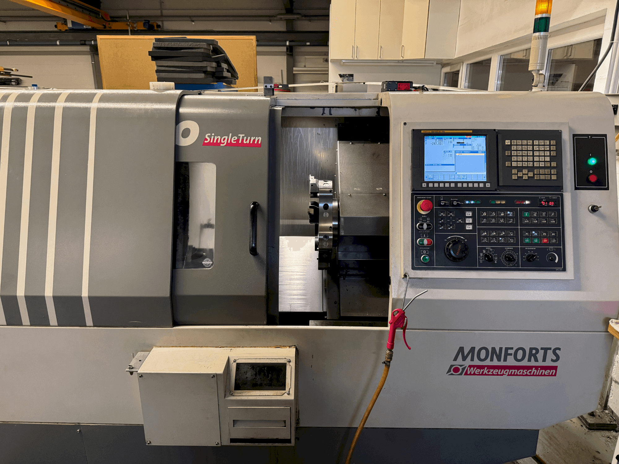 Frontansicht der Monforts TNC 300 SingleTurn Maschine