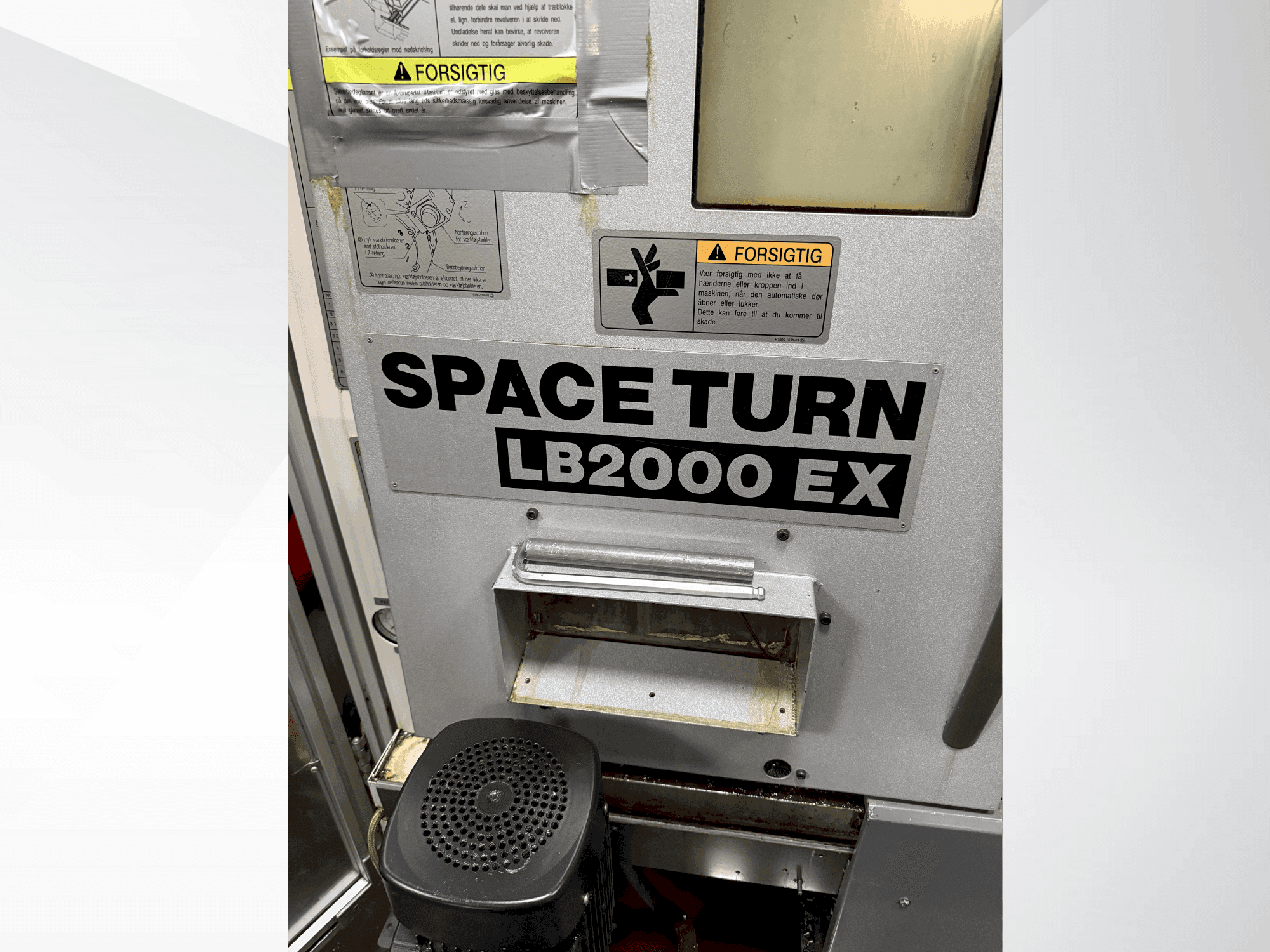 Frontansicht der Okuma Space Turn LB2000 EX Maschine