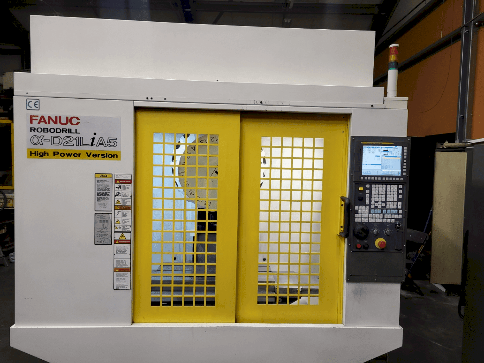 Frontansicht der FANUC Robodrill α-D21LiA5 Maschine