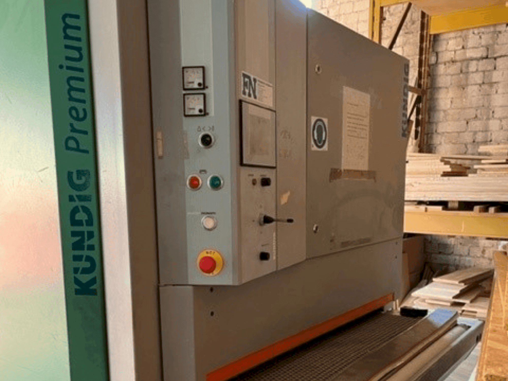 Frontansicht der Kundig Premium 2 1100-RE Maschine