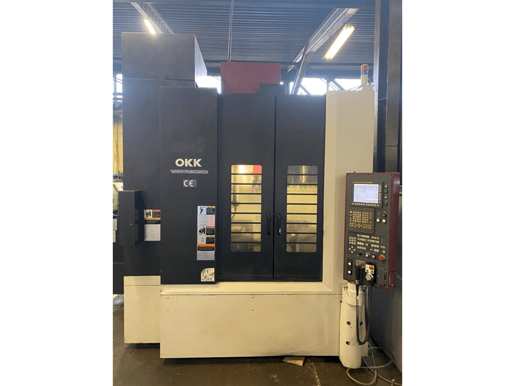 Frontansicht der OKK VP400 Maschine