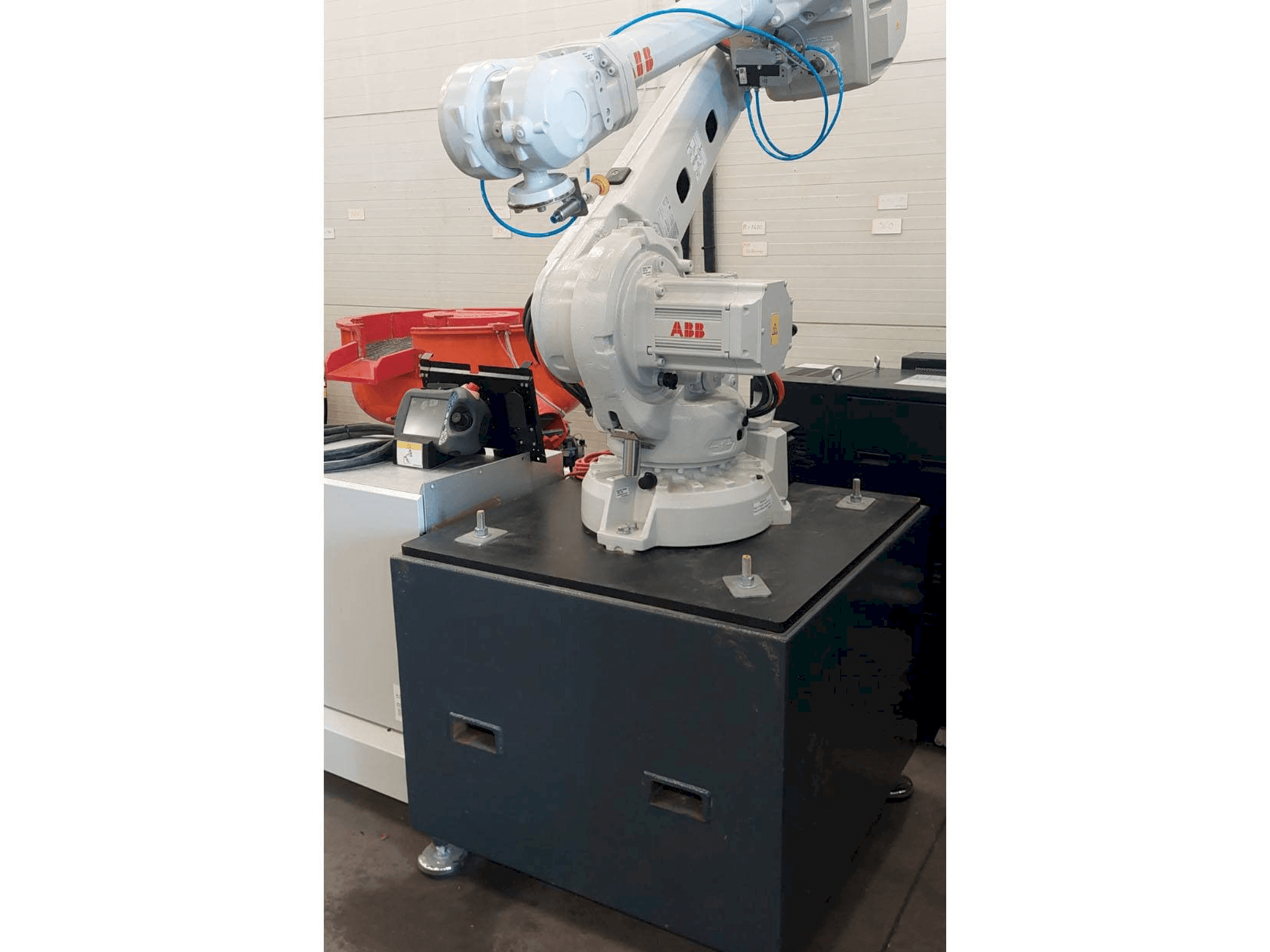 Frontansicht der ABB IRB 4600 Maschine