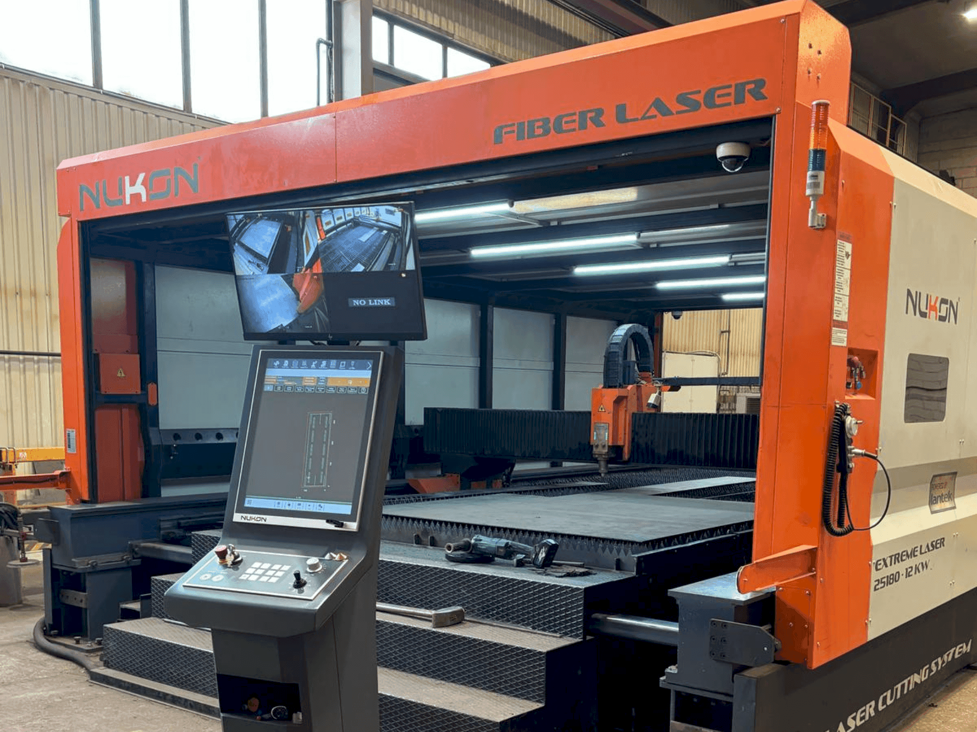 Frontansicht der NUKON Fiber Laser Extreme 30250 Maschine