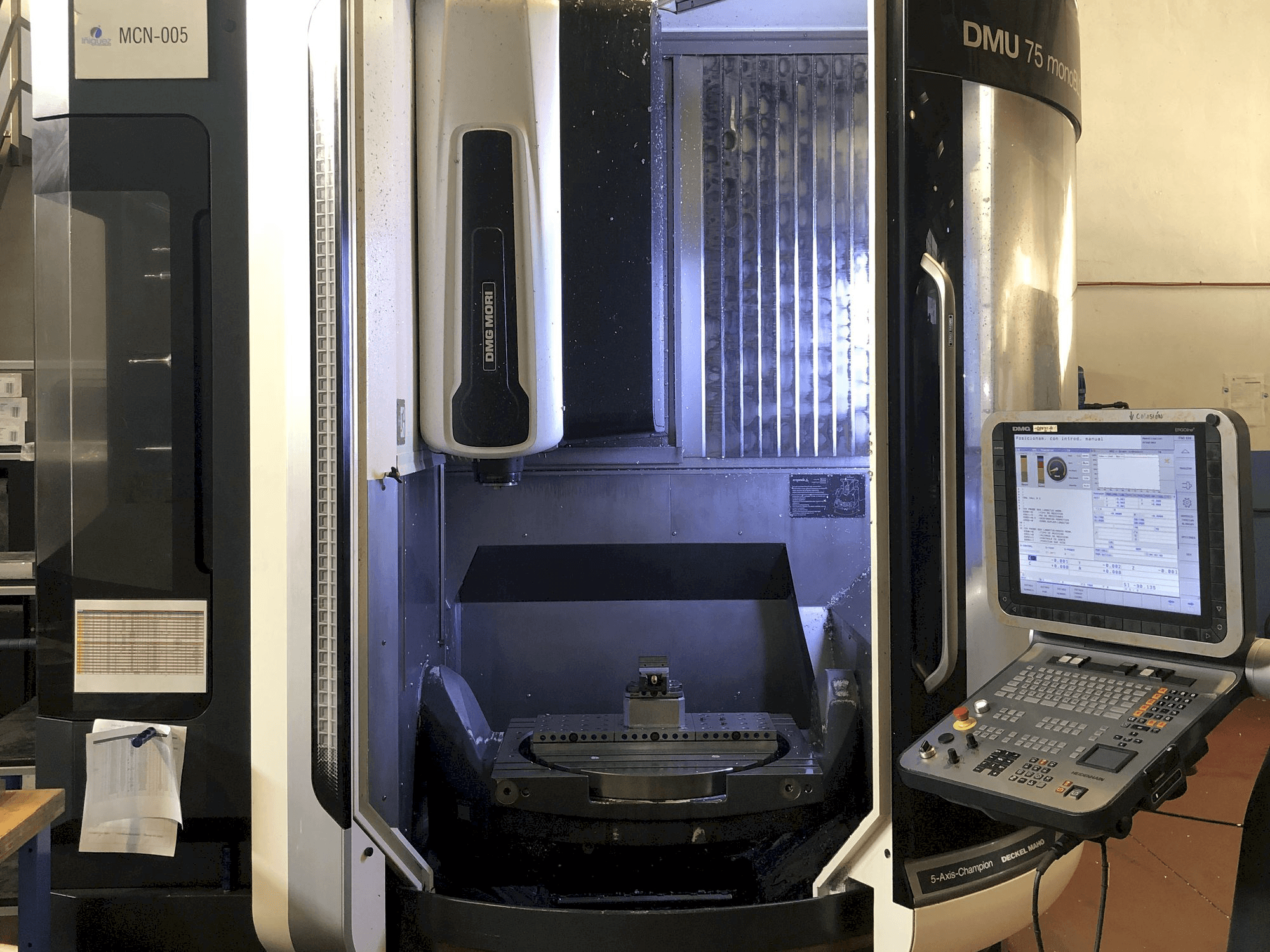 Frontansicht der DMG MORI DMU 75 Monoblock Maschine