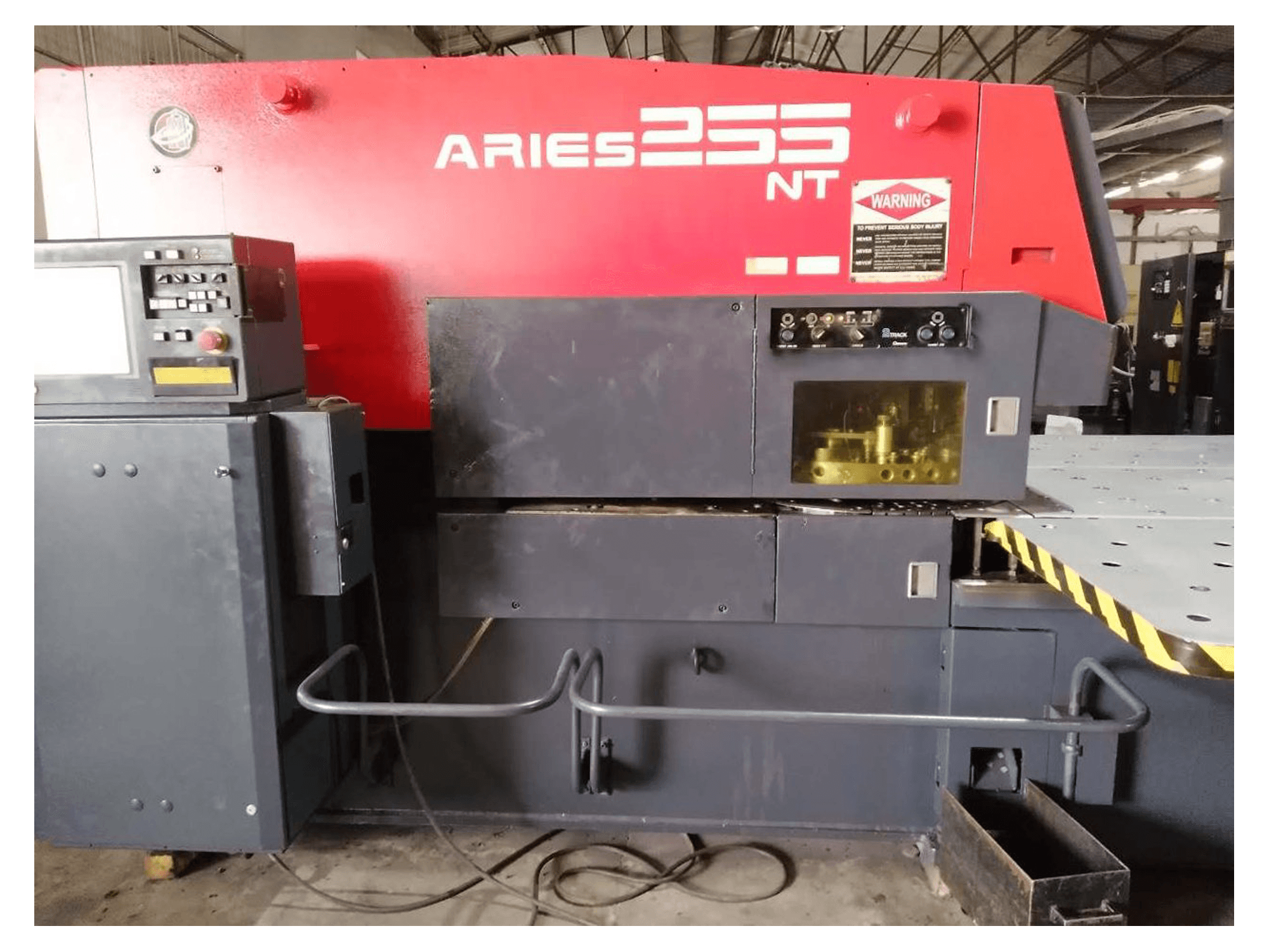 Frontansicht 1 der AMADA ARIES 255NT Maschine