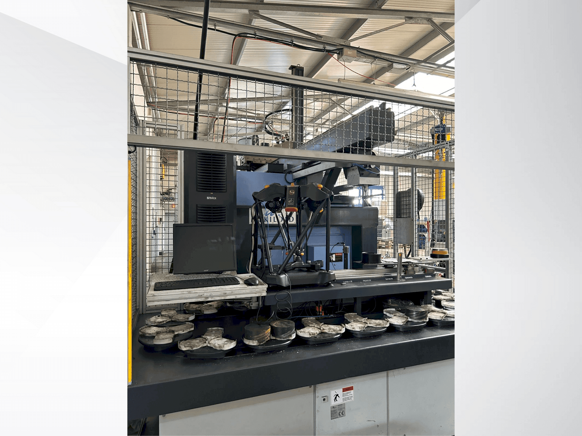 Seitenansicht der DOOSAN Puma 2600 SY II Maschine