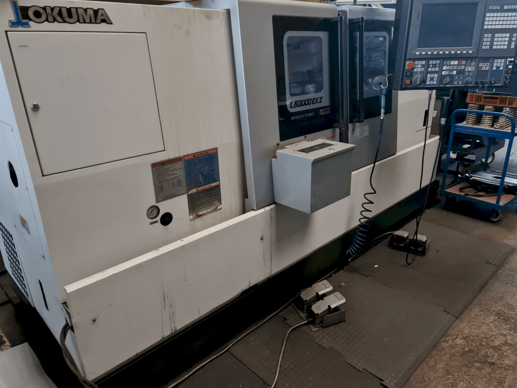 Frontansicht der Okuma LB3000 EX II Maschine